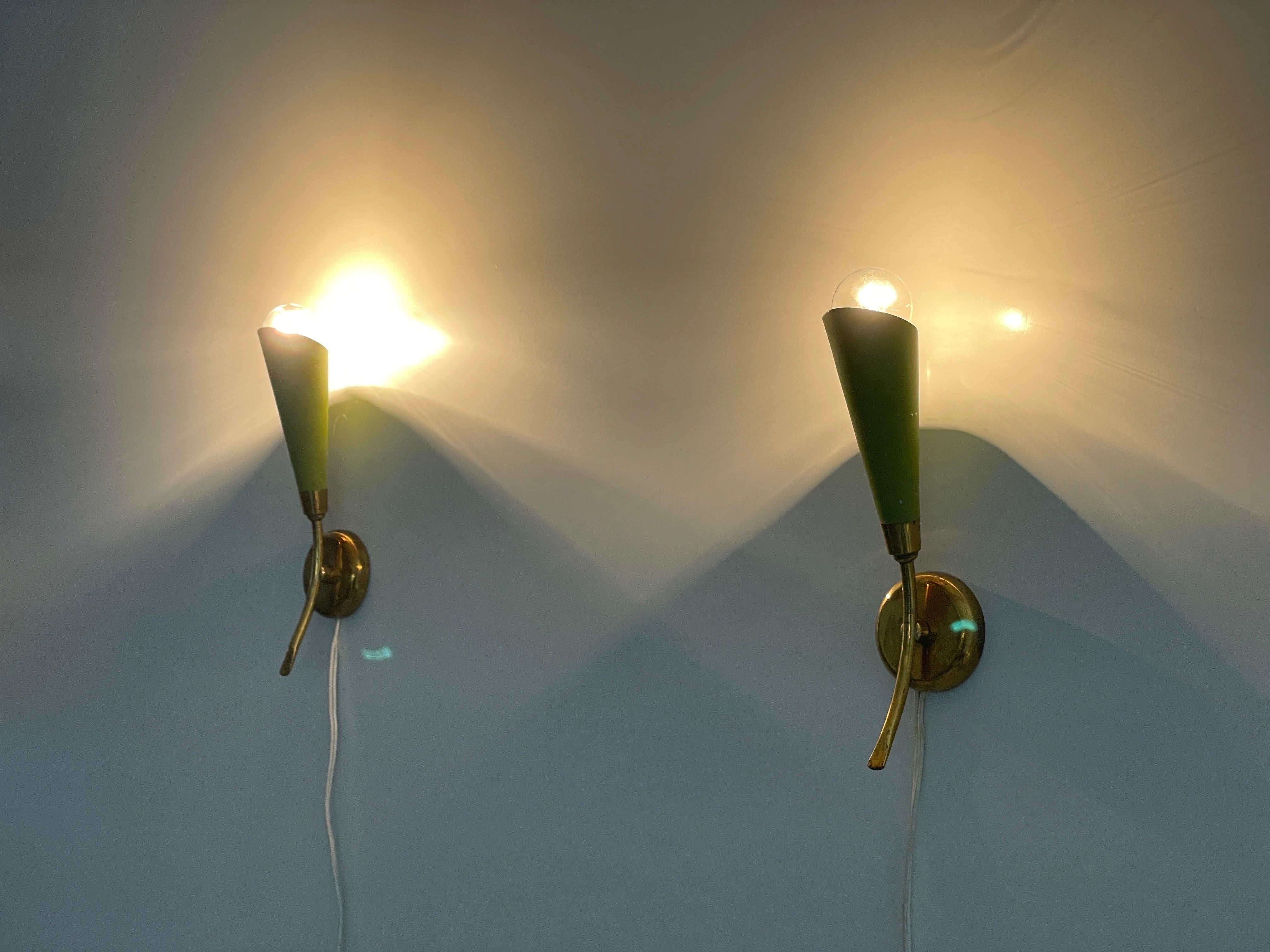 Coppia di lampade di metà secolo in metallo verde e ottone, anni '50, Italia in vendita 3