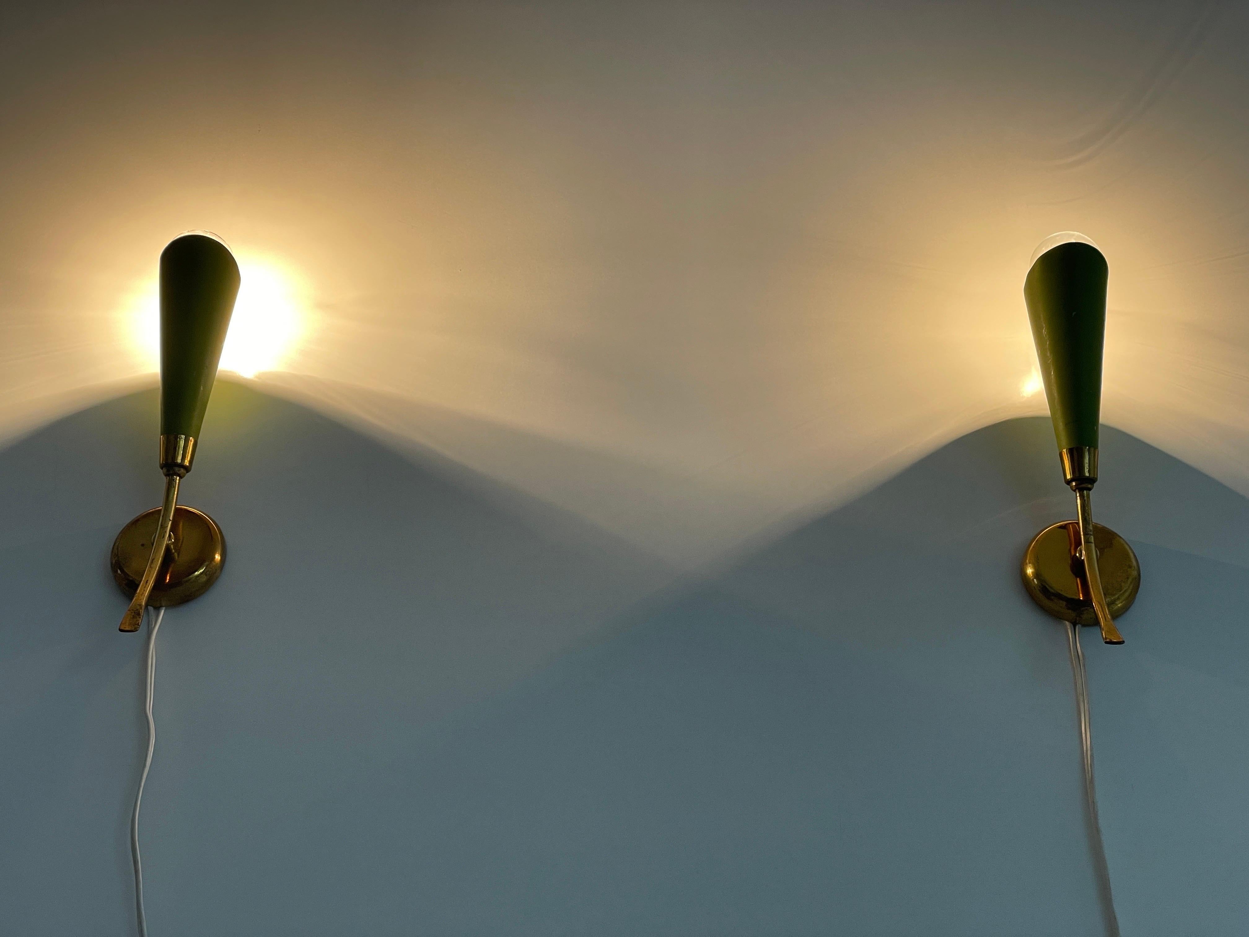 Coppia di lampade di metà secolo in metallo verde e ottone, anni '50, Italia in vendita 4
