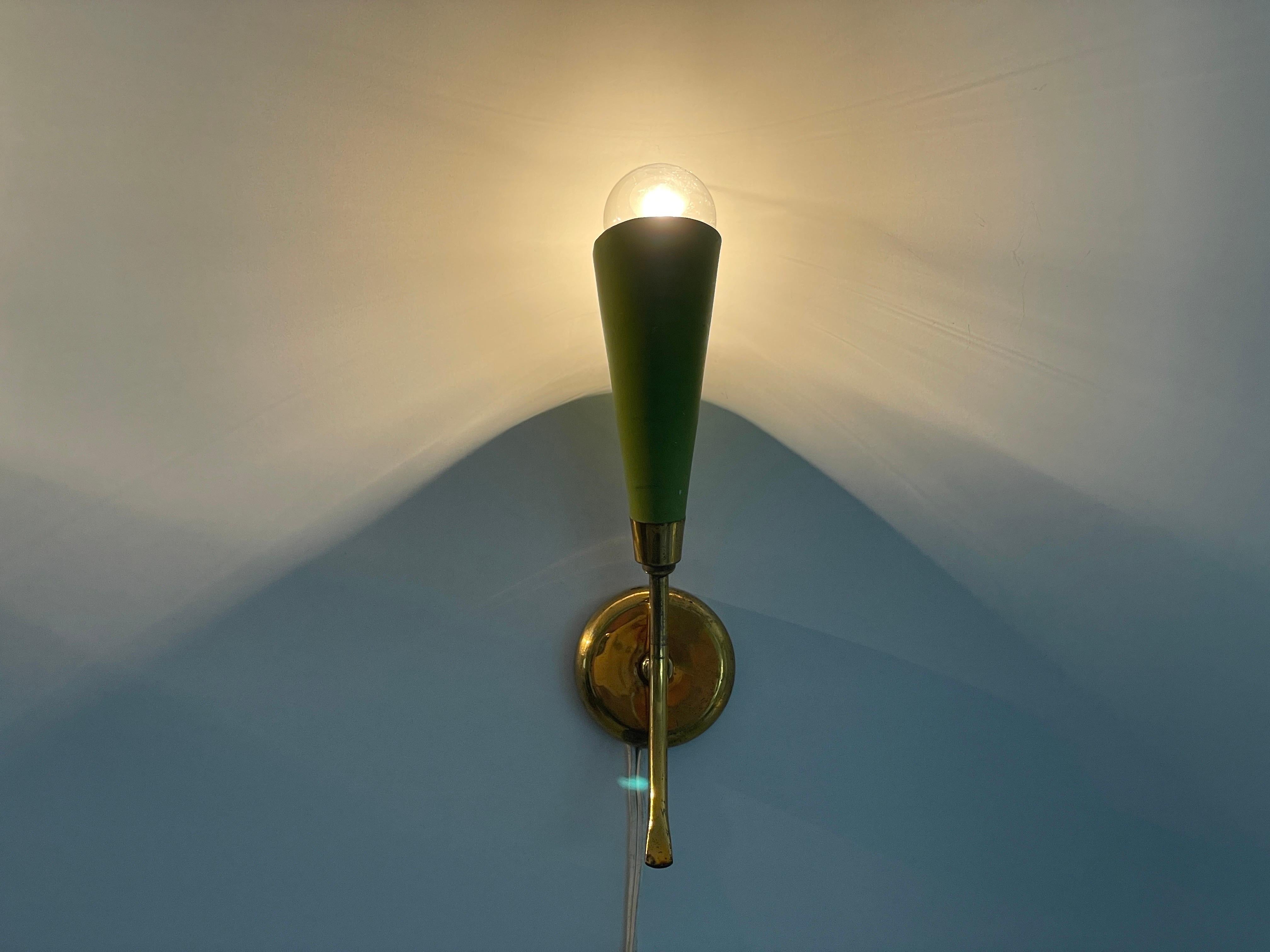 Coppia di lampade di metà secolo in metallo verde e ottone, anni '50, Italia in vendita 5