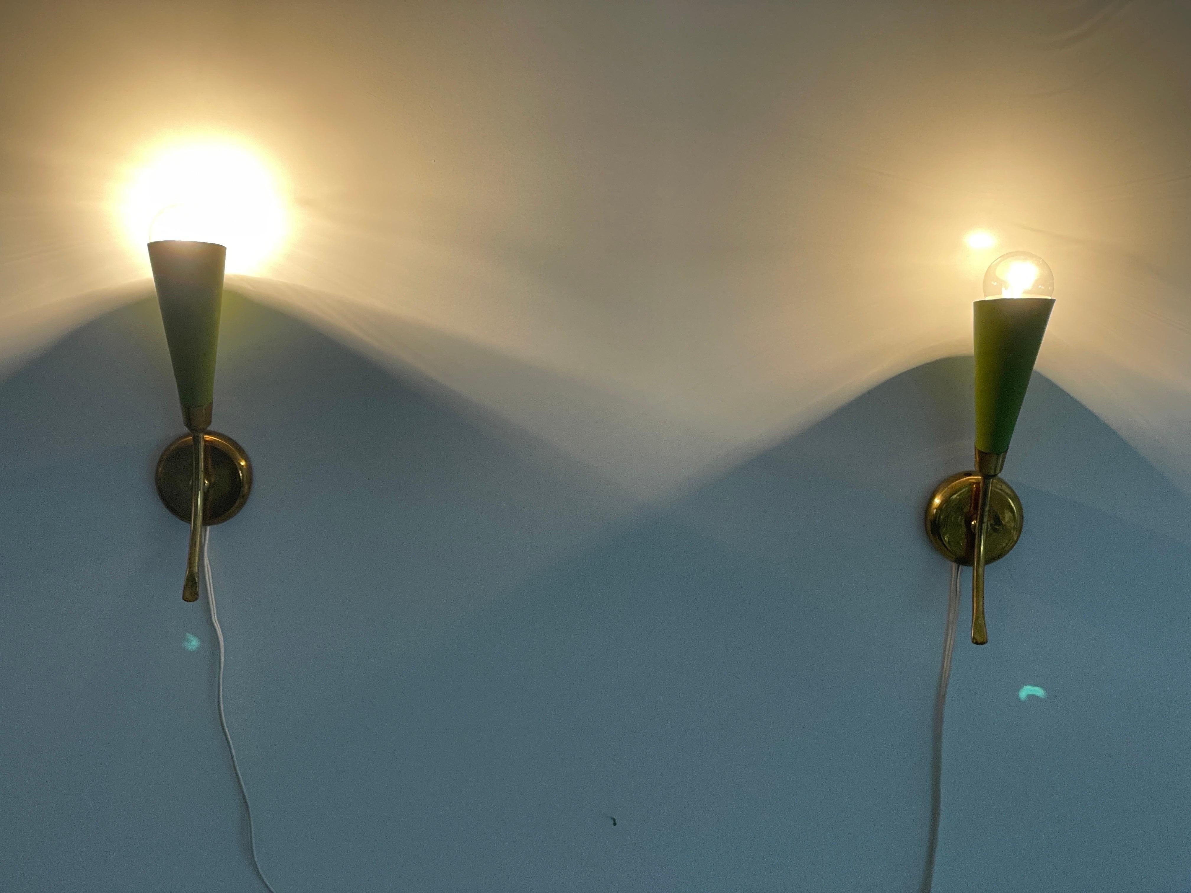 Coppia di lampade di metà secolo in metallo verde e ottone, anni '50, Italia in vendita 6
