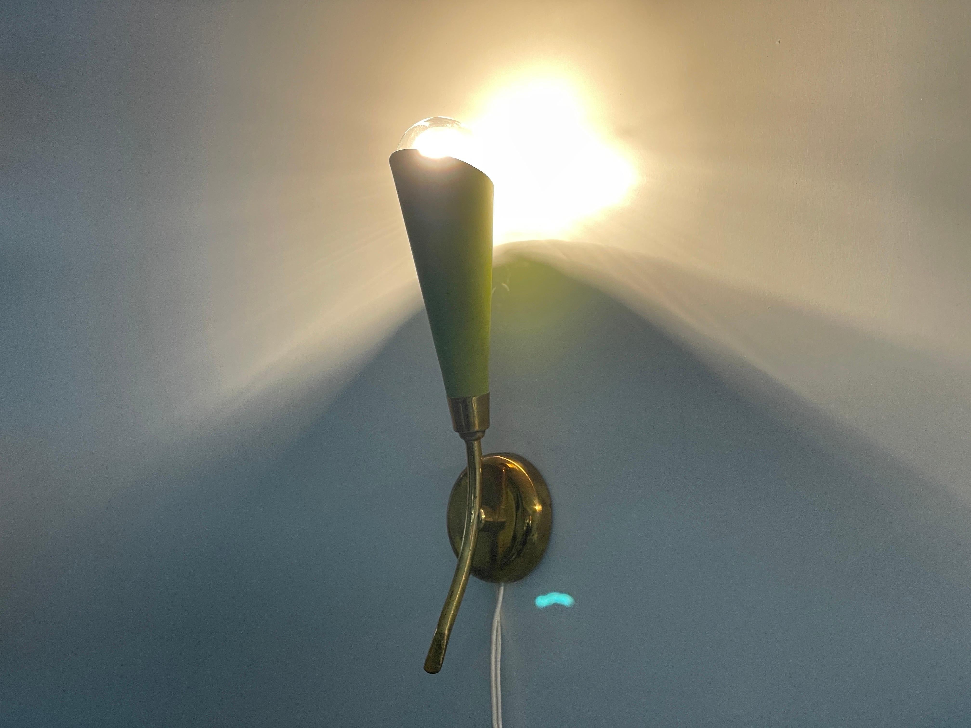 Coppia di lampade di metà secolo in metallo verde e ottone, anni '50, Italia in vendita 7