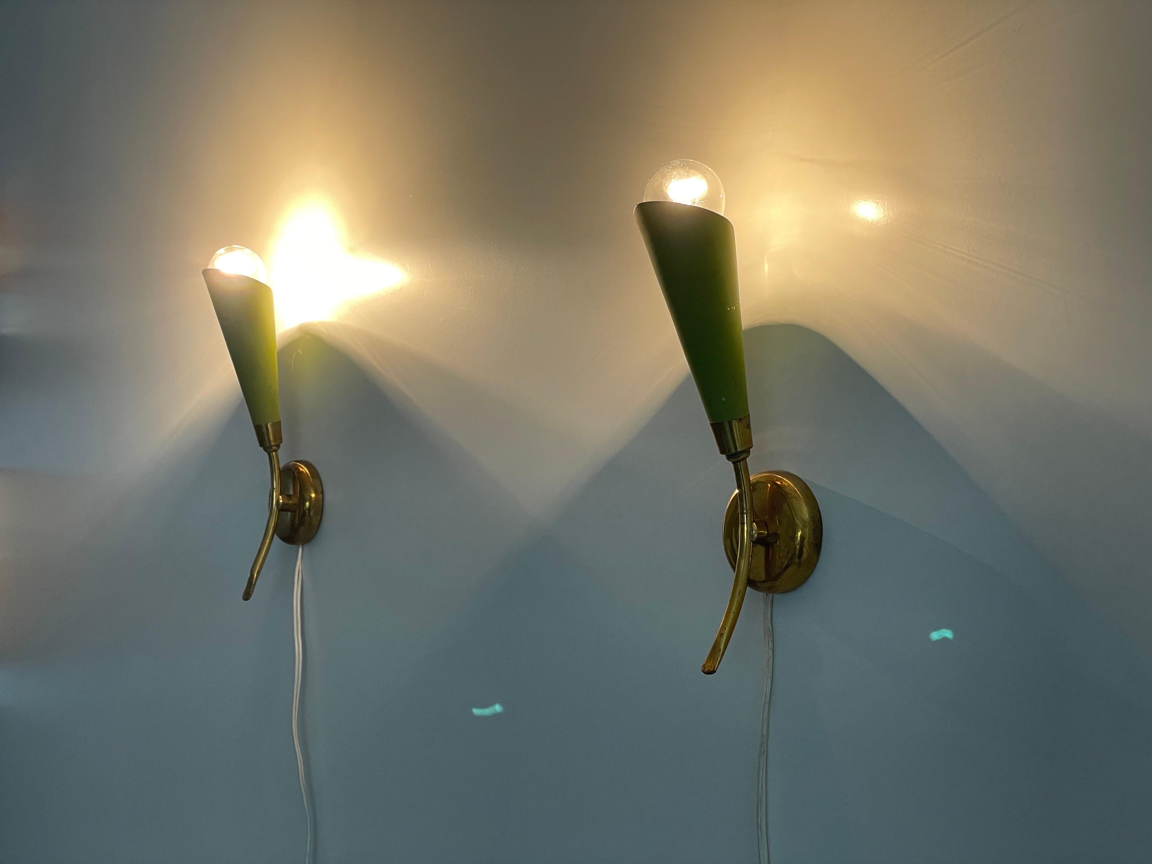 Coppia di lampade di metà secolo in metallo verde e ottone, anni '50, Italia in vendita 8