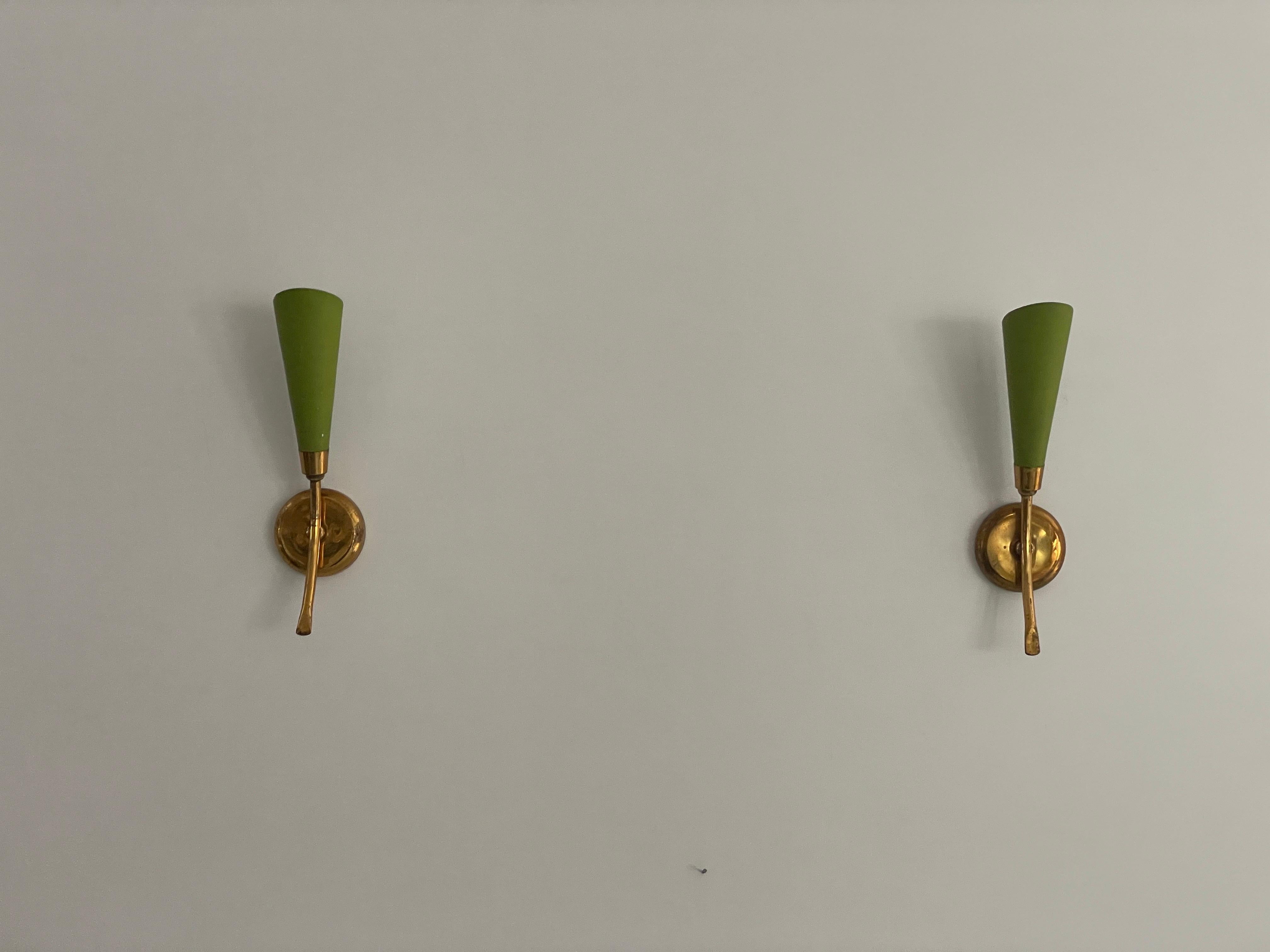 Mid-Century moderno Coppia di lampade di metà secolo in metallo verde e ottone, anni '50, Italia in vendita