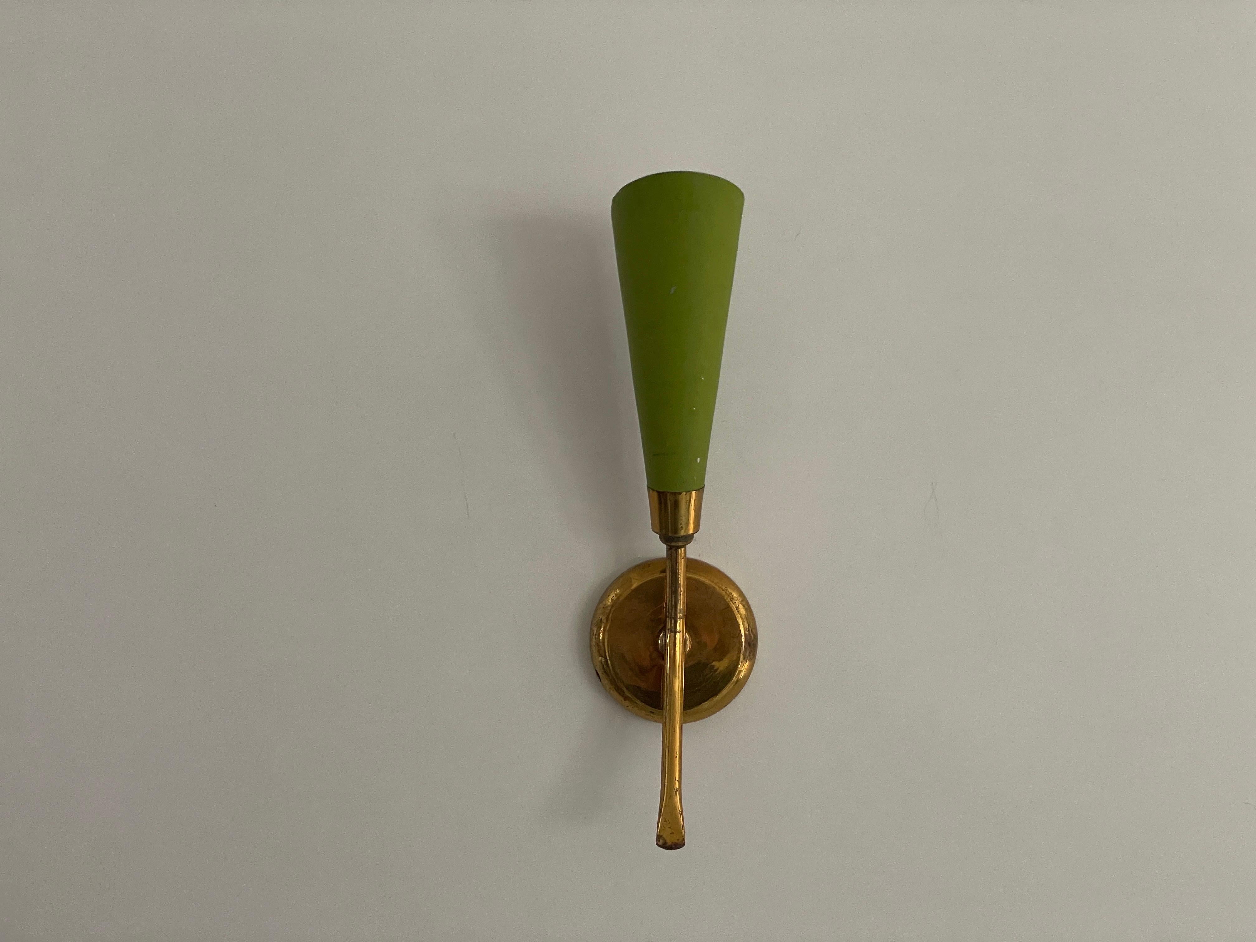 Italiano Coppia di lampade di metà secolo in metallo verde e ottone, anni '50, Italia in vendita