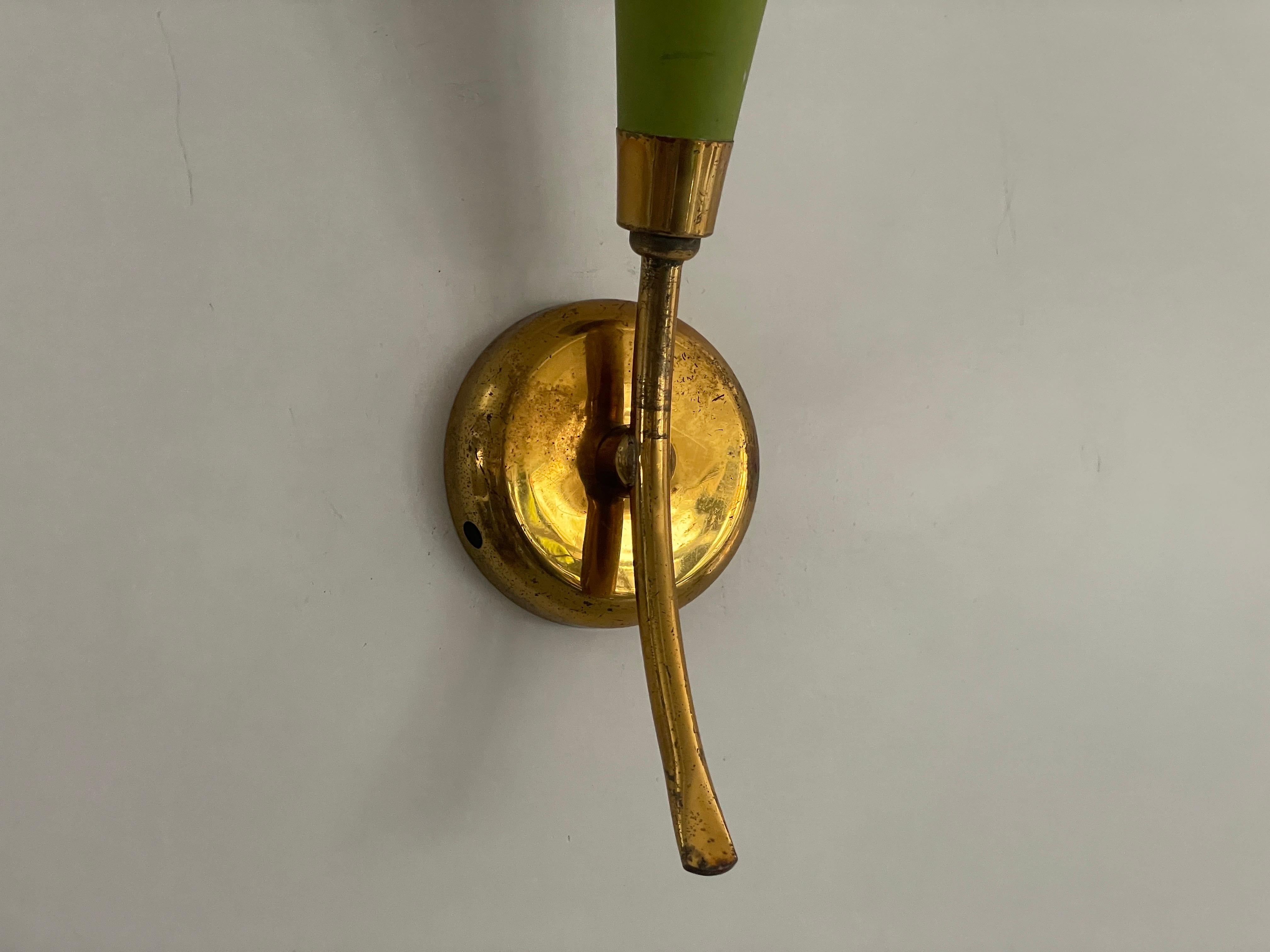 Coppia di lampade di metà secolo in metallo verde e ottone, anni '50, Italia In condizioni ottime in vendita a Hagenbach, DE