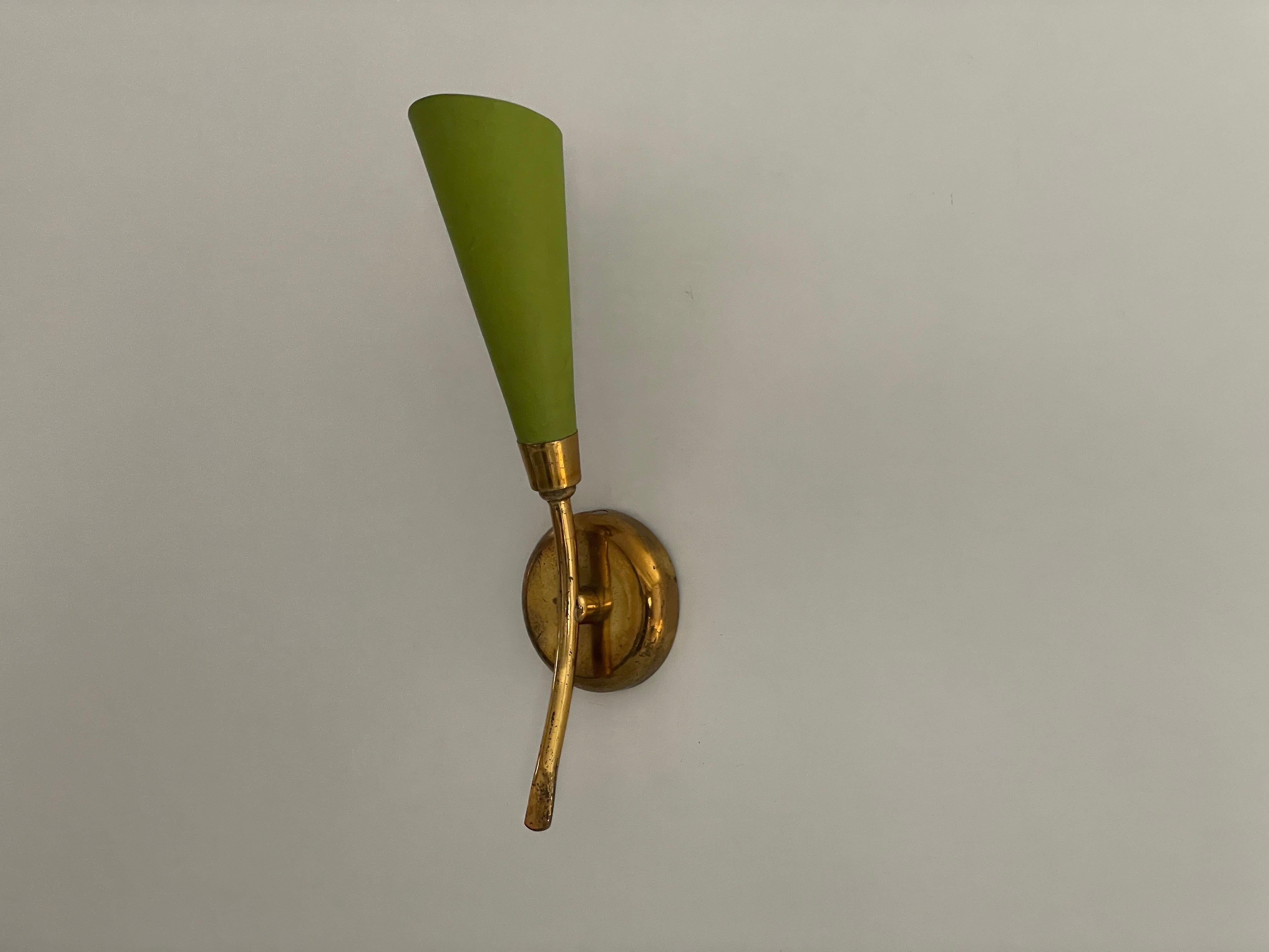 Metà XX secolo Coppia di lampade di metà secolo in metallo verde e ottone, anni '50, Italia in vendita