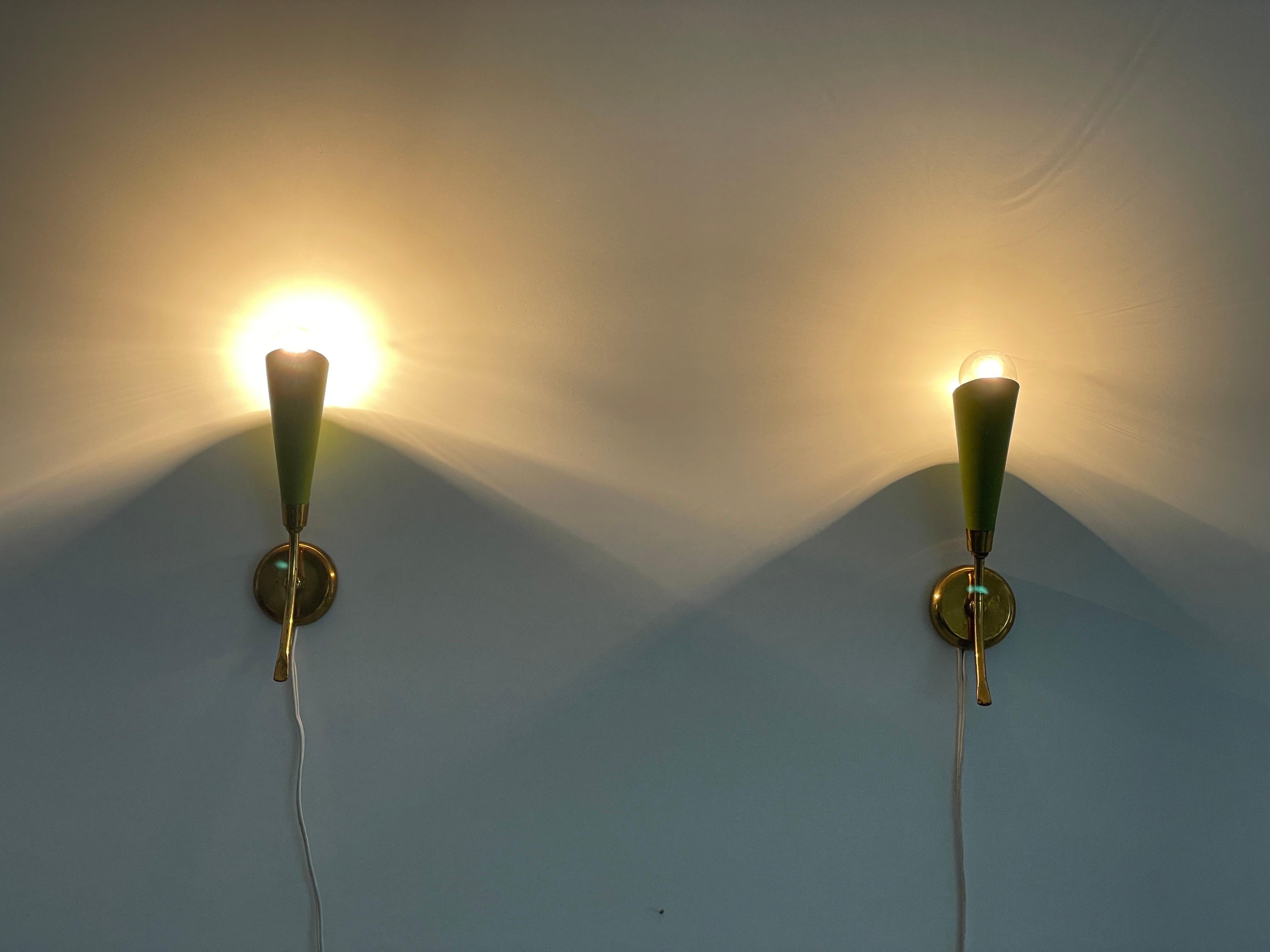 Coppia di lampade di metà secolo in metallo verde e ottone, anni '50, Italia in vendita 1