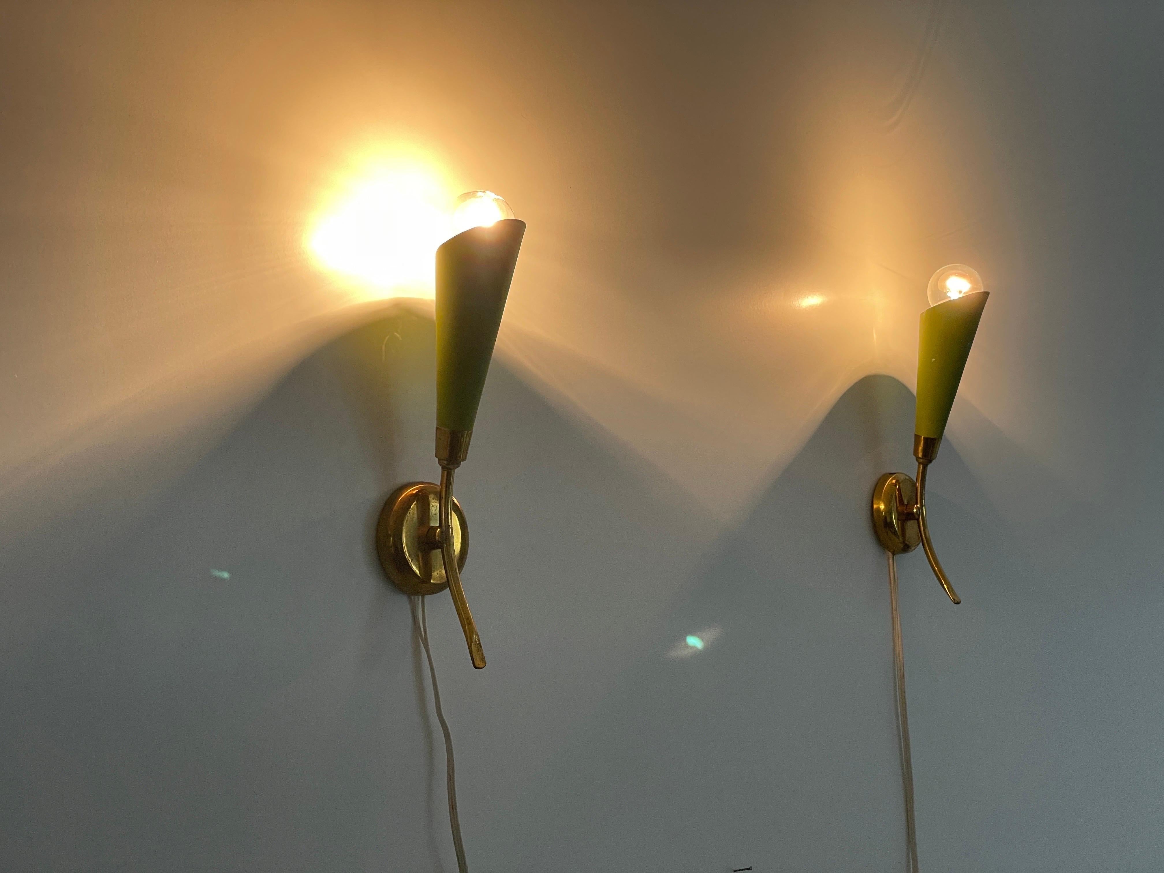 Coppia di lampade di metà secolo in metallo verde e ottone, anni '50, Italia in vendita 2