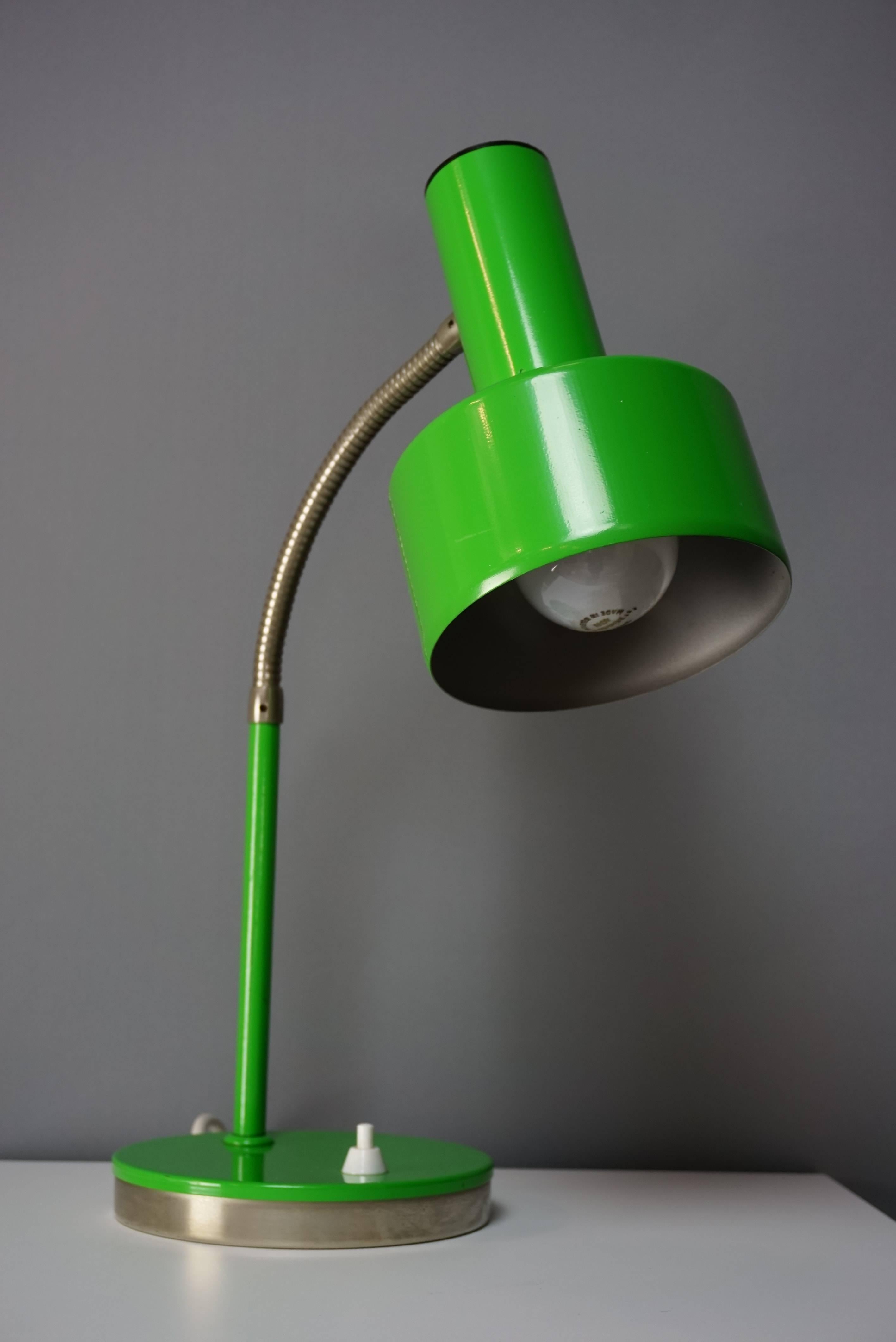 Articulated 1960s lamp made entirely of chromed metal and electric green pop, neon and vintage!
