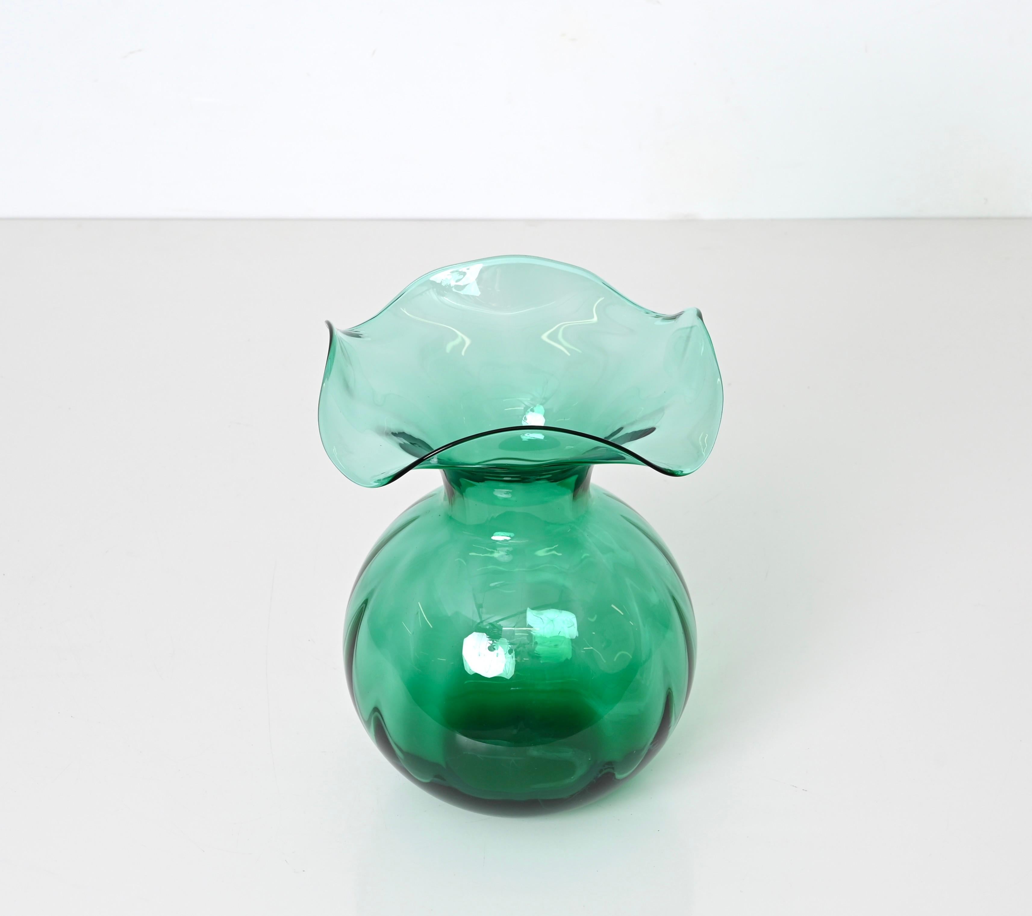 Erstaunliche grüne Glasvase aus der Mitte des Jahrhunderts. Dieses wunderbare Objekt wurde von Industria Vetraria Valdarnese (IVV) in Italien in den 1970er Jahren handgefertigt. 

Die geschwungenen Linien dieser Glasvase in Kombination mit dem