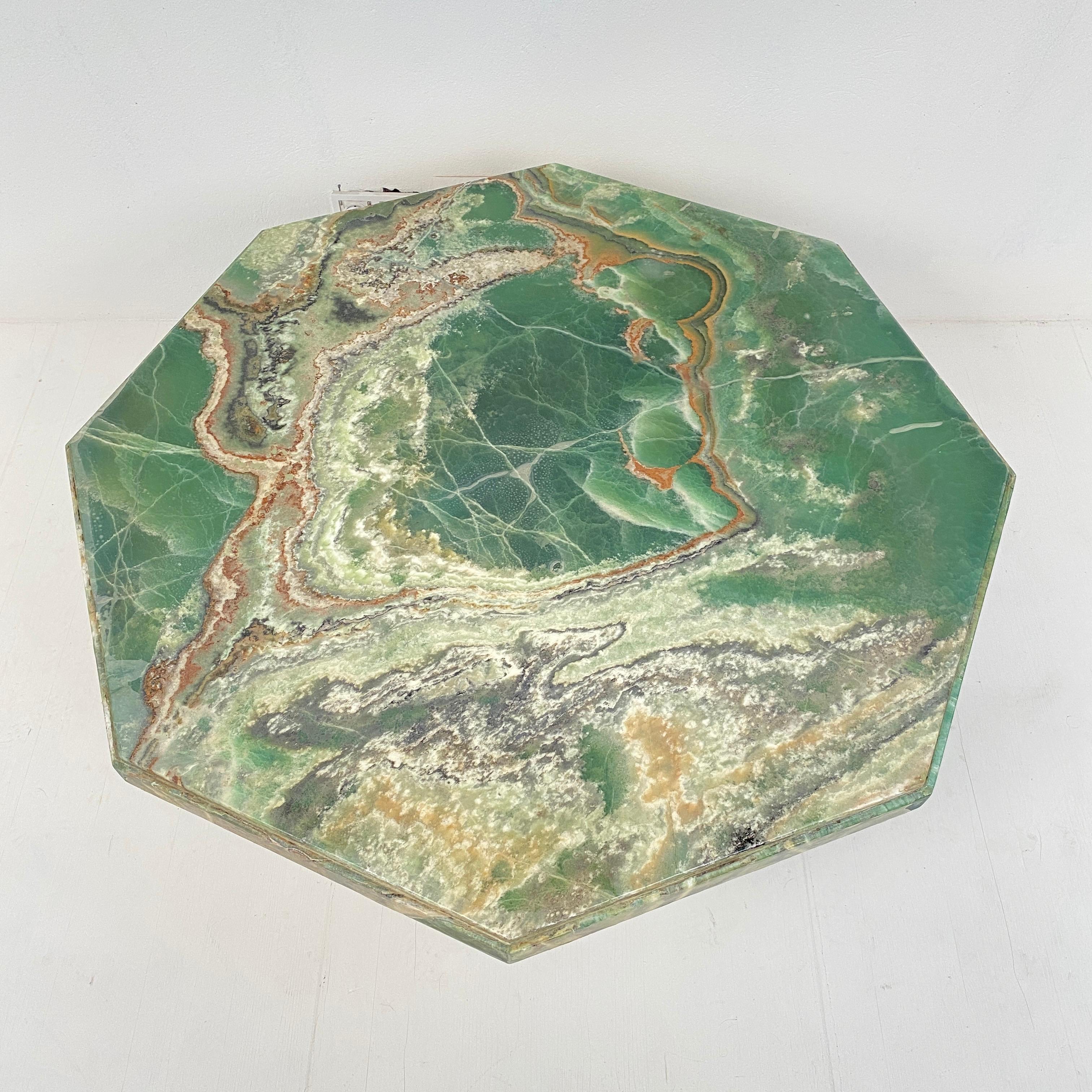 Mesa de centro de ónice octogonal verde de mediados de siglo con base redonda de madera blanquecina, 1970 en venta 5