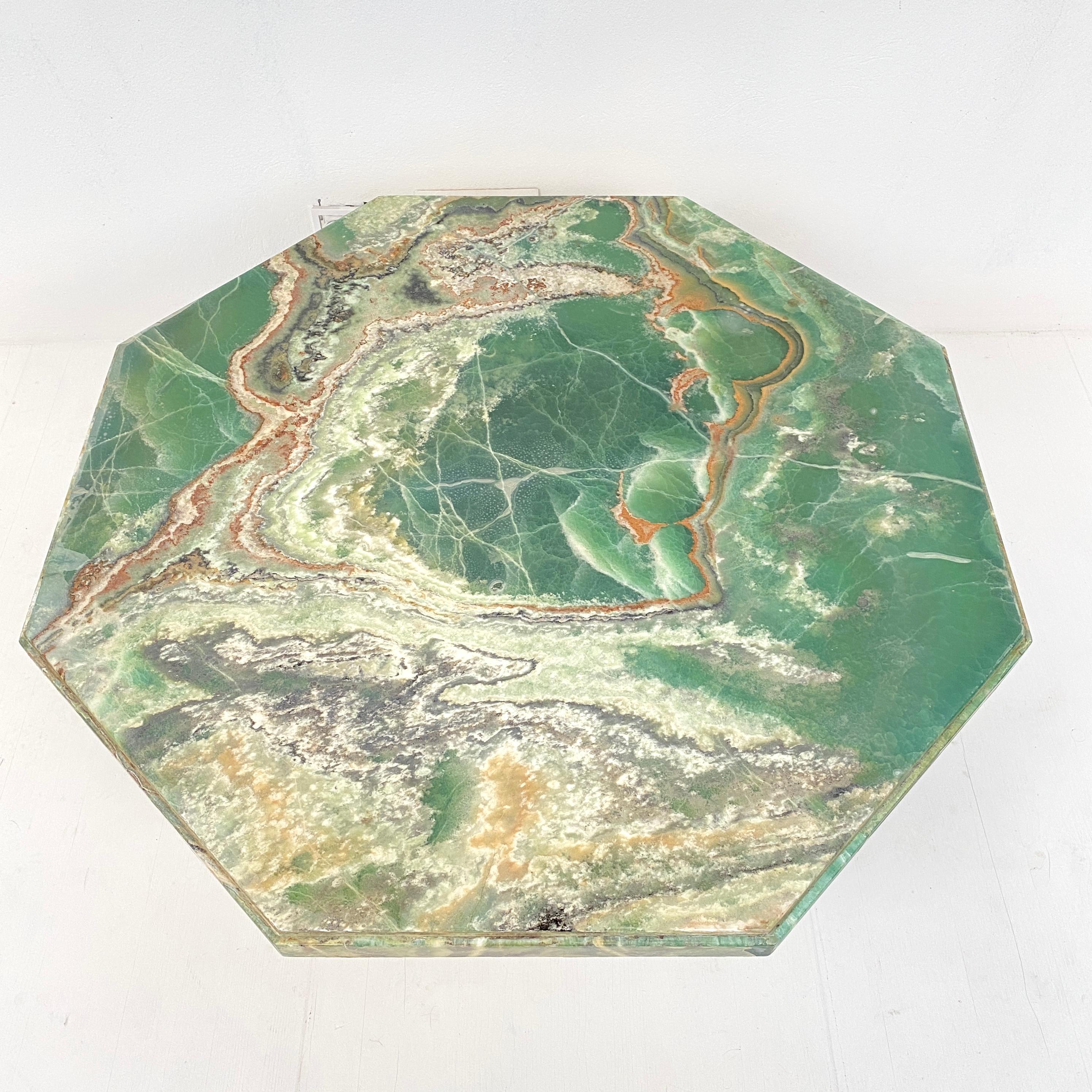 Mesa de centro de ónice octogonal verde de mediados de siglo con base redonda de madera blanquecina, 1970 en venta 6