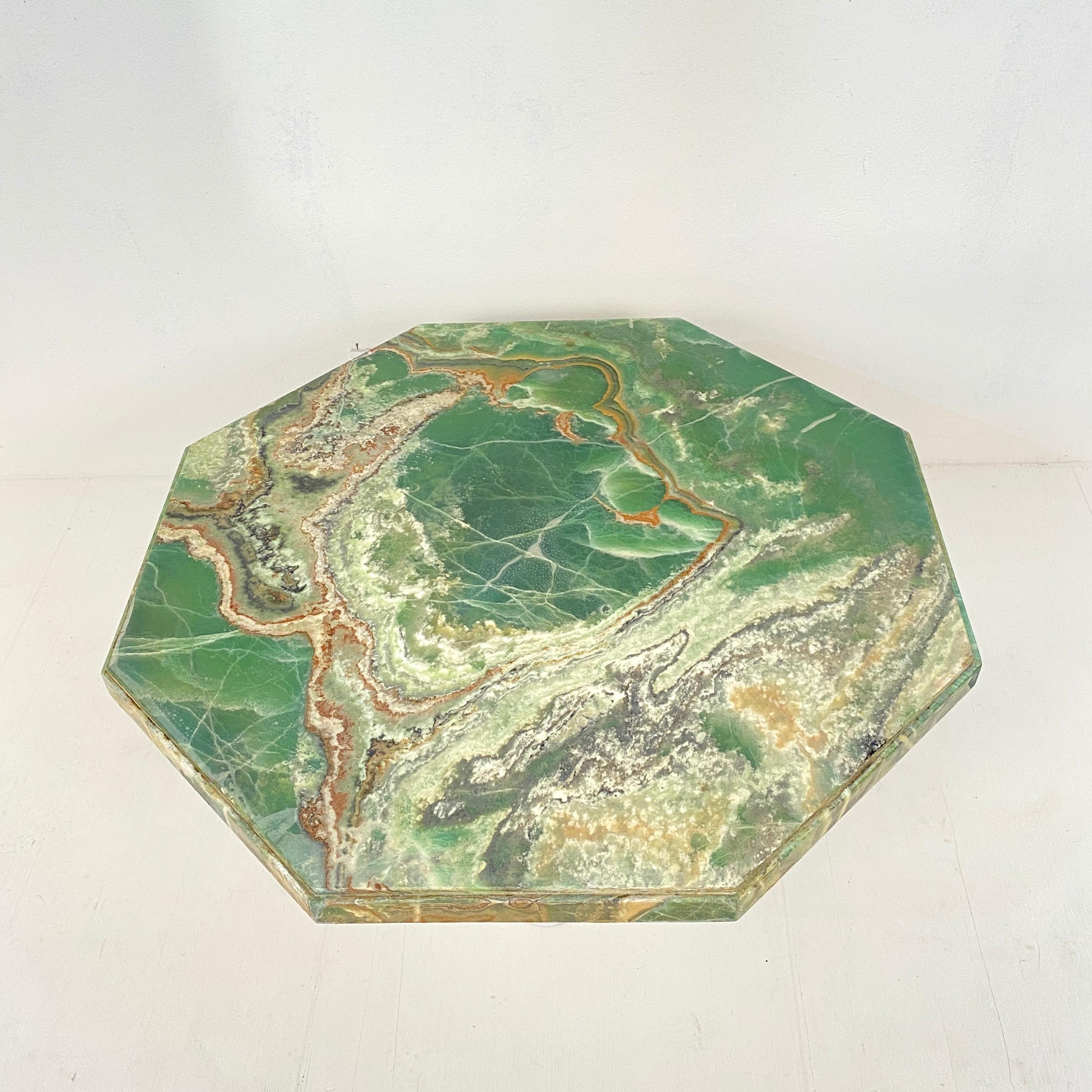 Mesa de centro de ónice octogonal verde de mediados de siglo con base redonda de madera blanquecina, 1970 Moderno de mediados de siglo en venta