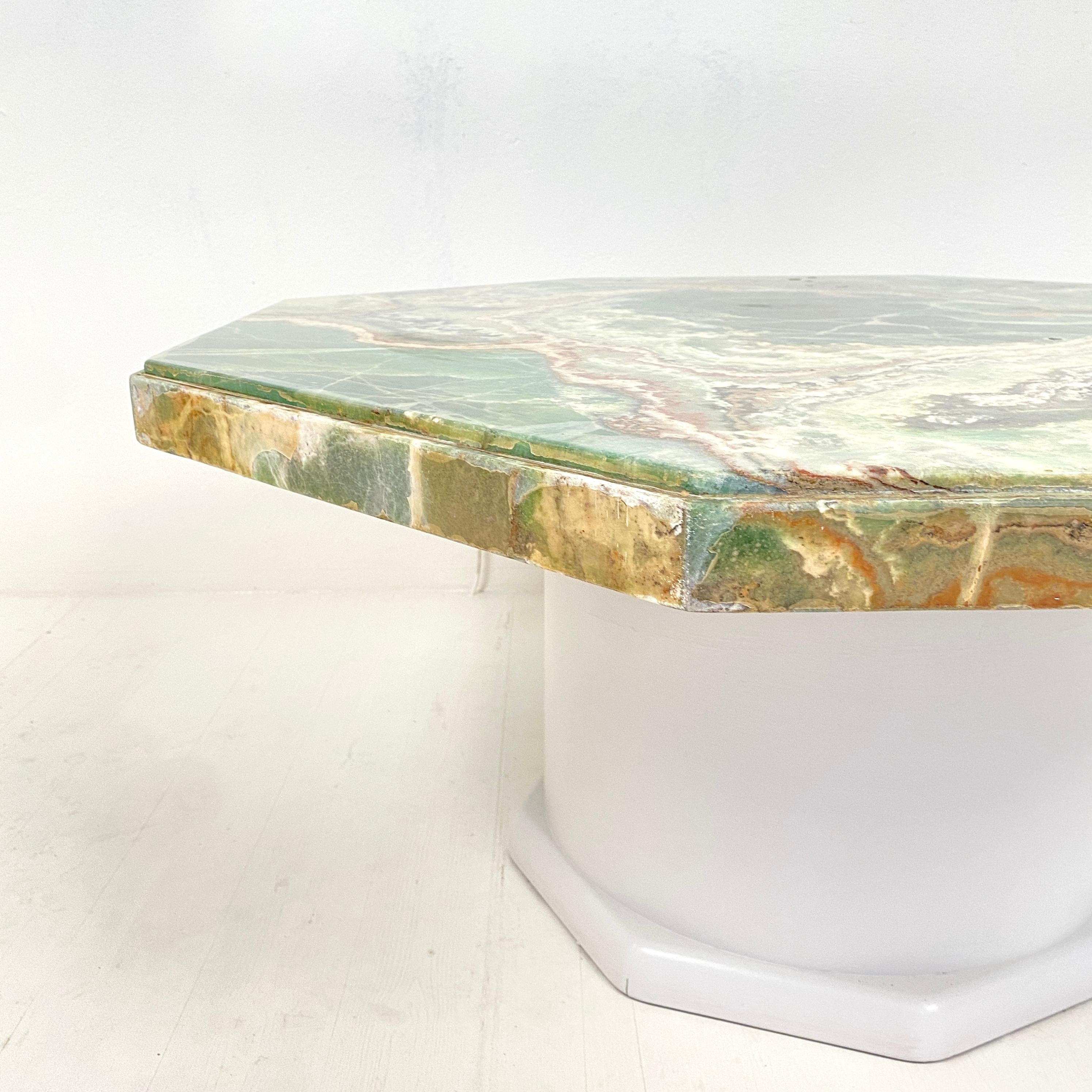 Fin du 20e siècle Table basse octogonale en onyx vert du milieu du siècle avec base ronde en Wood Off-White, 1970 en vente