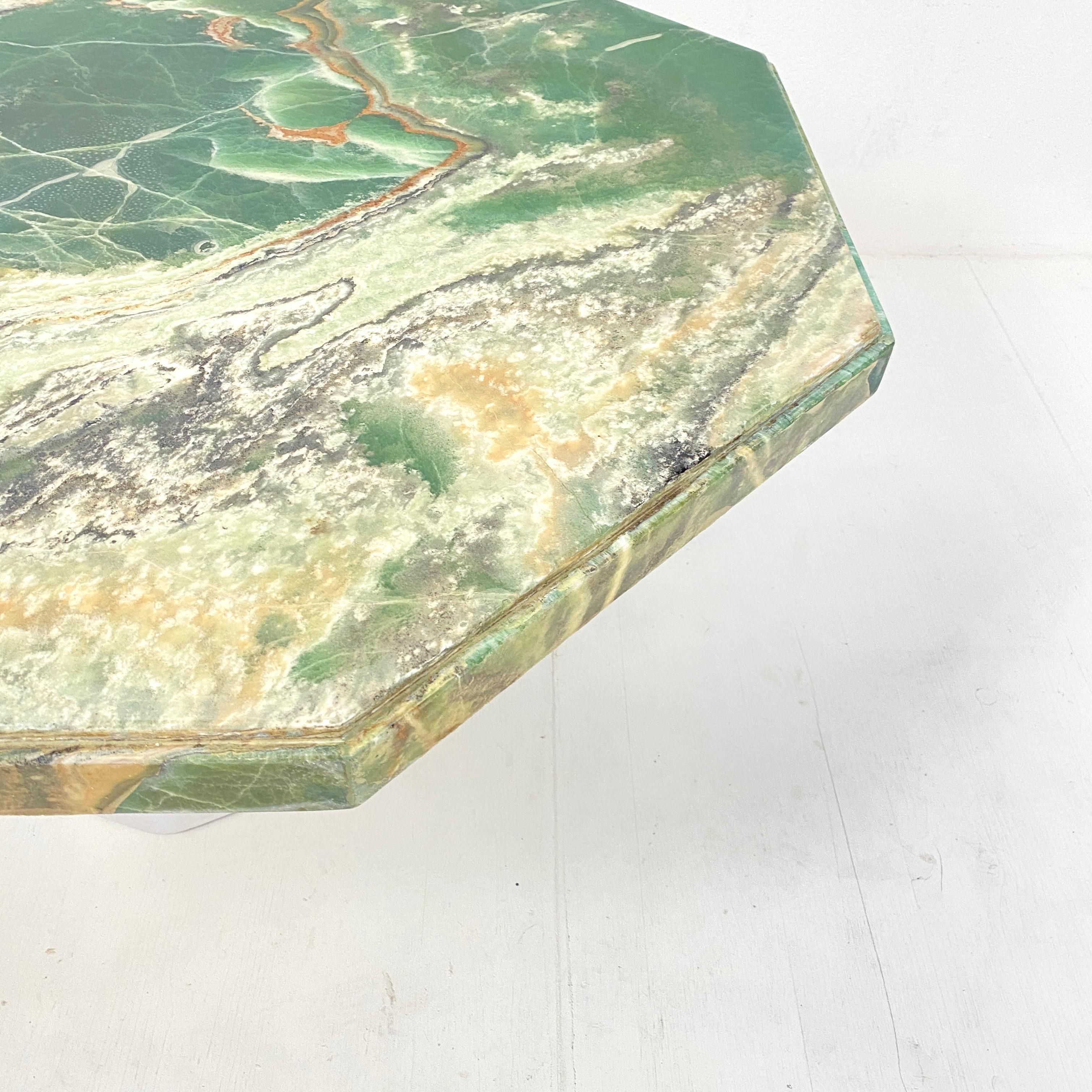 Mid-Century Green Octagon Onyx Coffee Table with Round Off-White Wood Base, 1970 In Good Condition For Sale In Berlin, DE