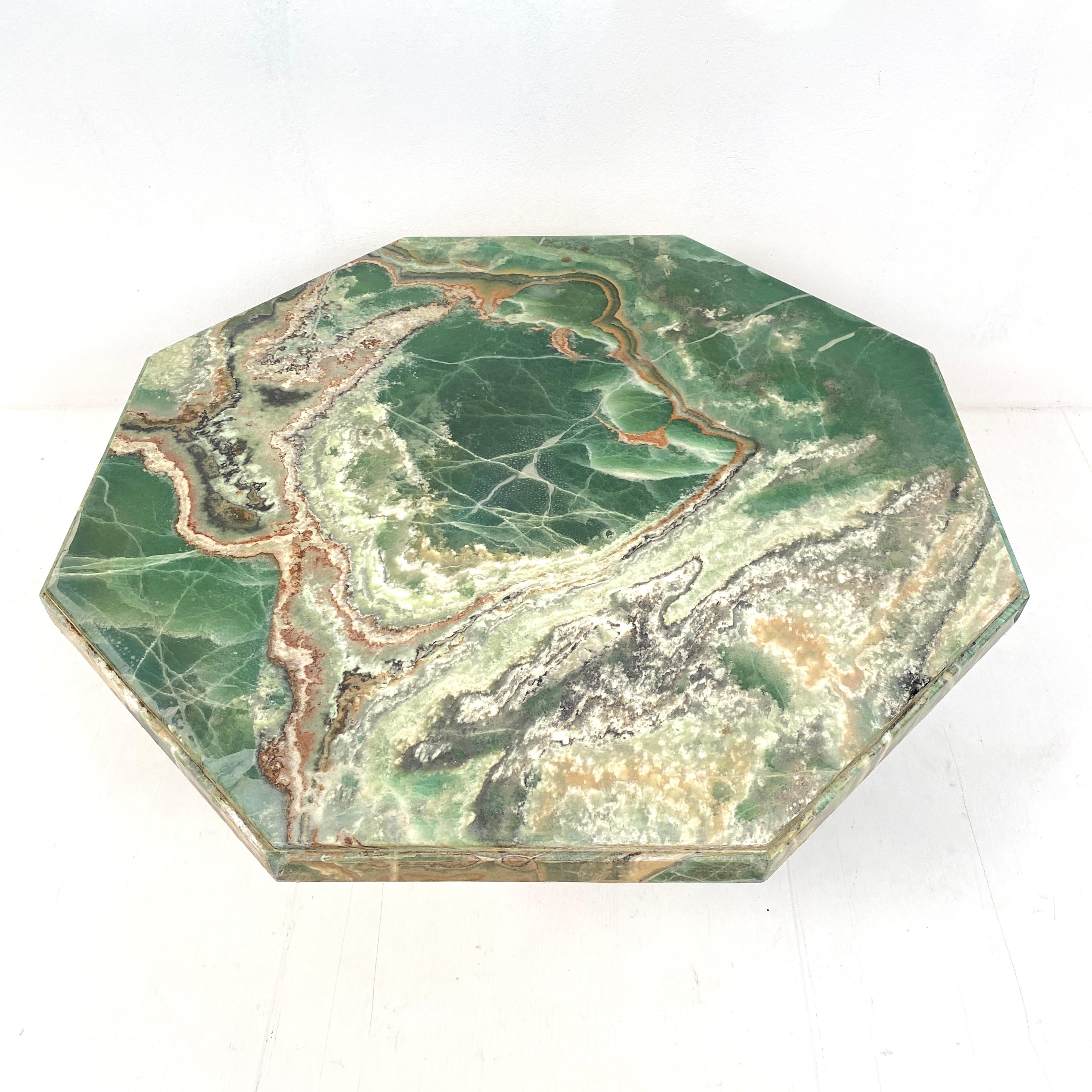 Mesa de centro de ónice octogonal verde de mediados de siglo con base redonda de madera blanquecina, 1970 en venta 2