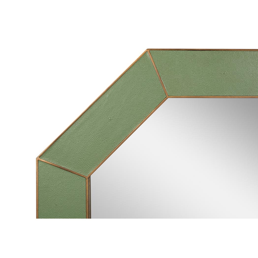 Enveloppé dans un cuir gaufré vert cresson vibrant, le cadre est orné d'accents dorés fabriqués à la main, ajoutant une touche de sophistication intemporelle. En son centre, le miroir biseauté rehausse le design avec une profondeur accrue et une