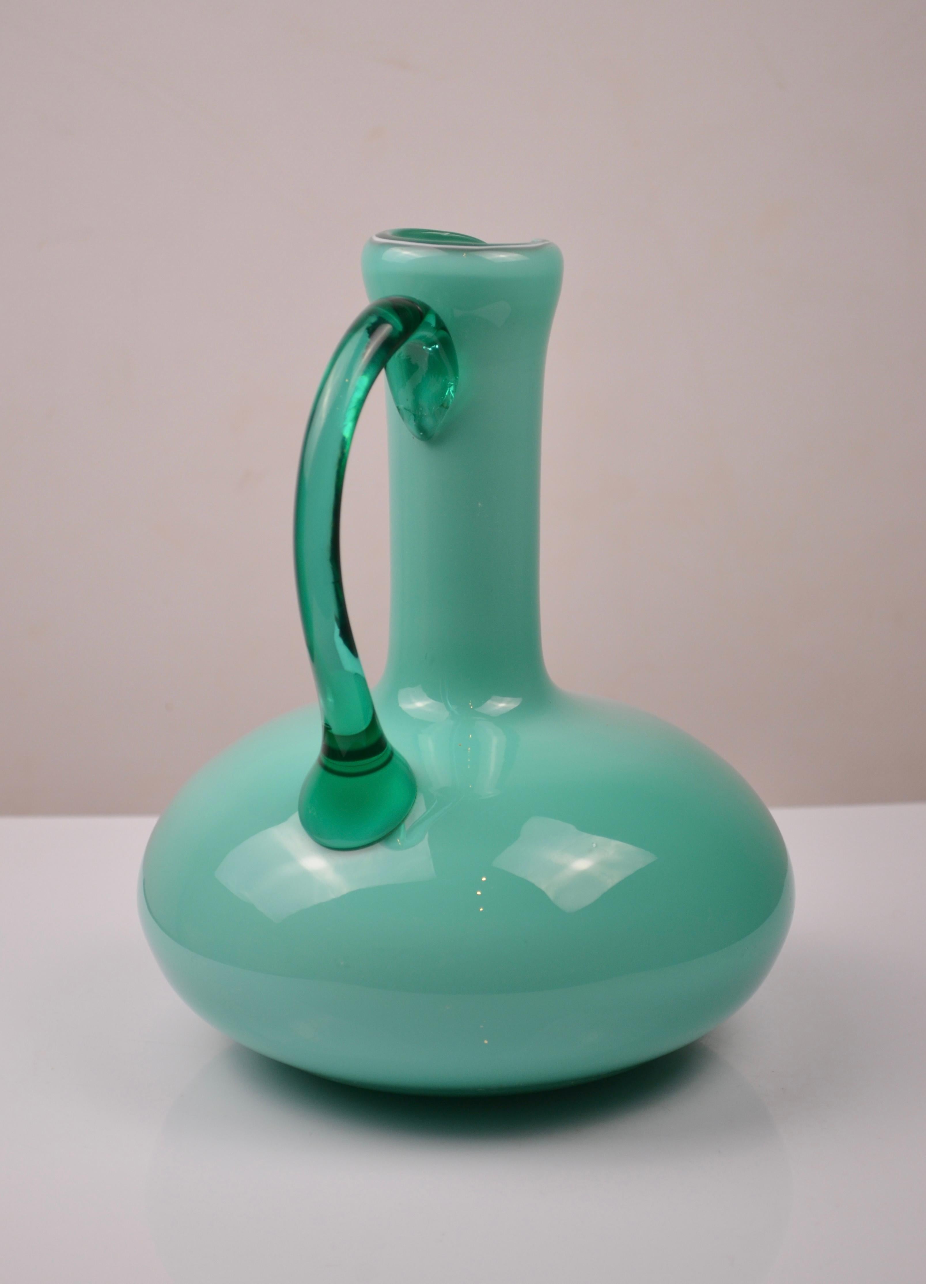 Carafe en verre opalin vert du milieu du siècle en vente 2