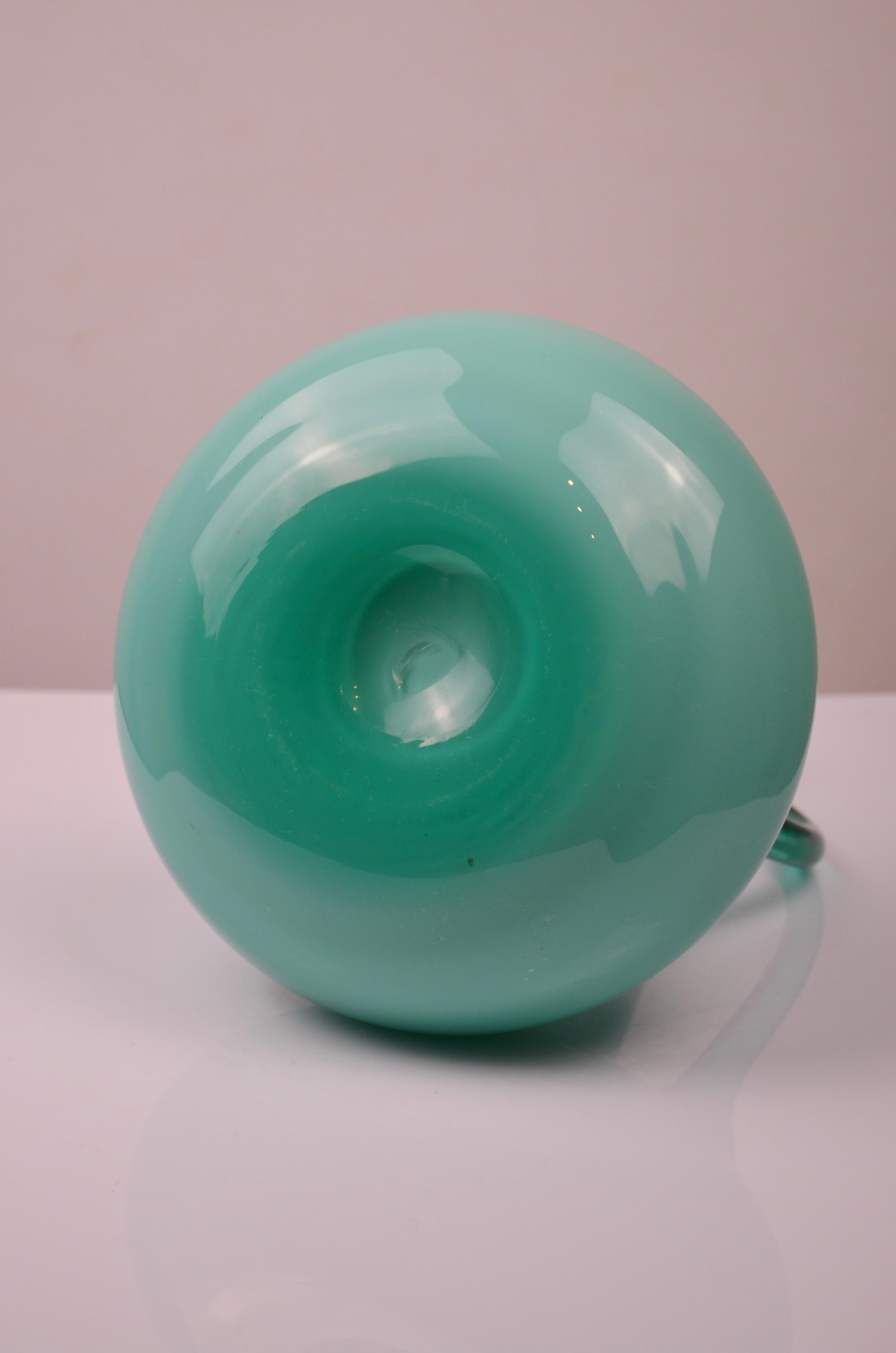 Carafe en verre opalin vert du milieu du siècle en vente 3