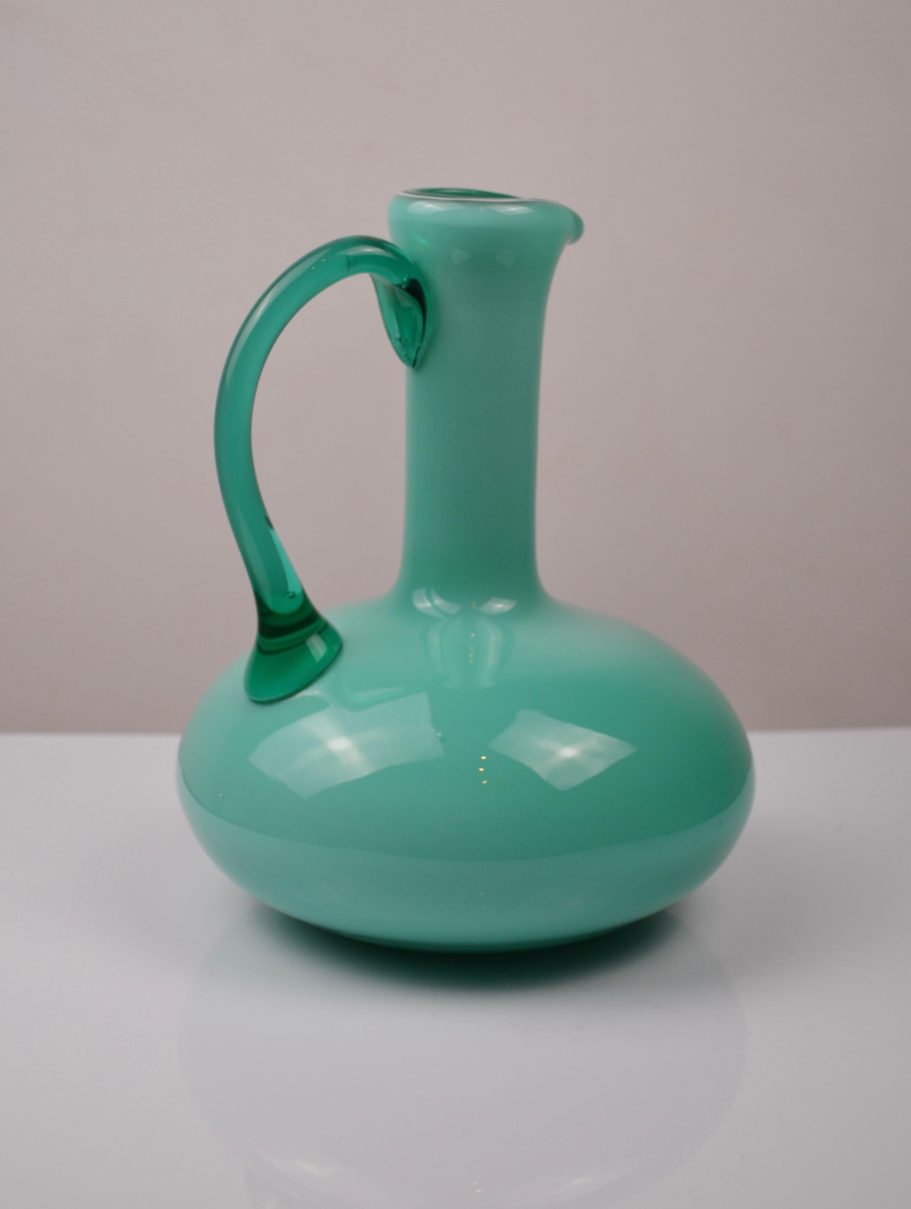 Mid-Century Modern Carafe en verre opalin vert du milieu du siècle en vente