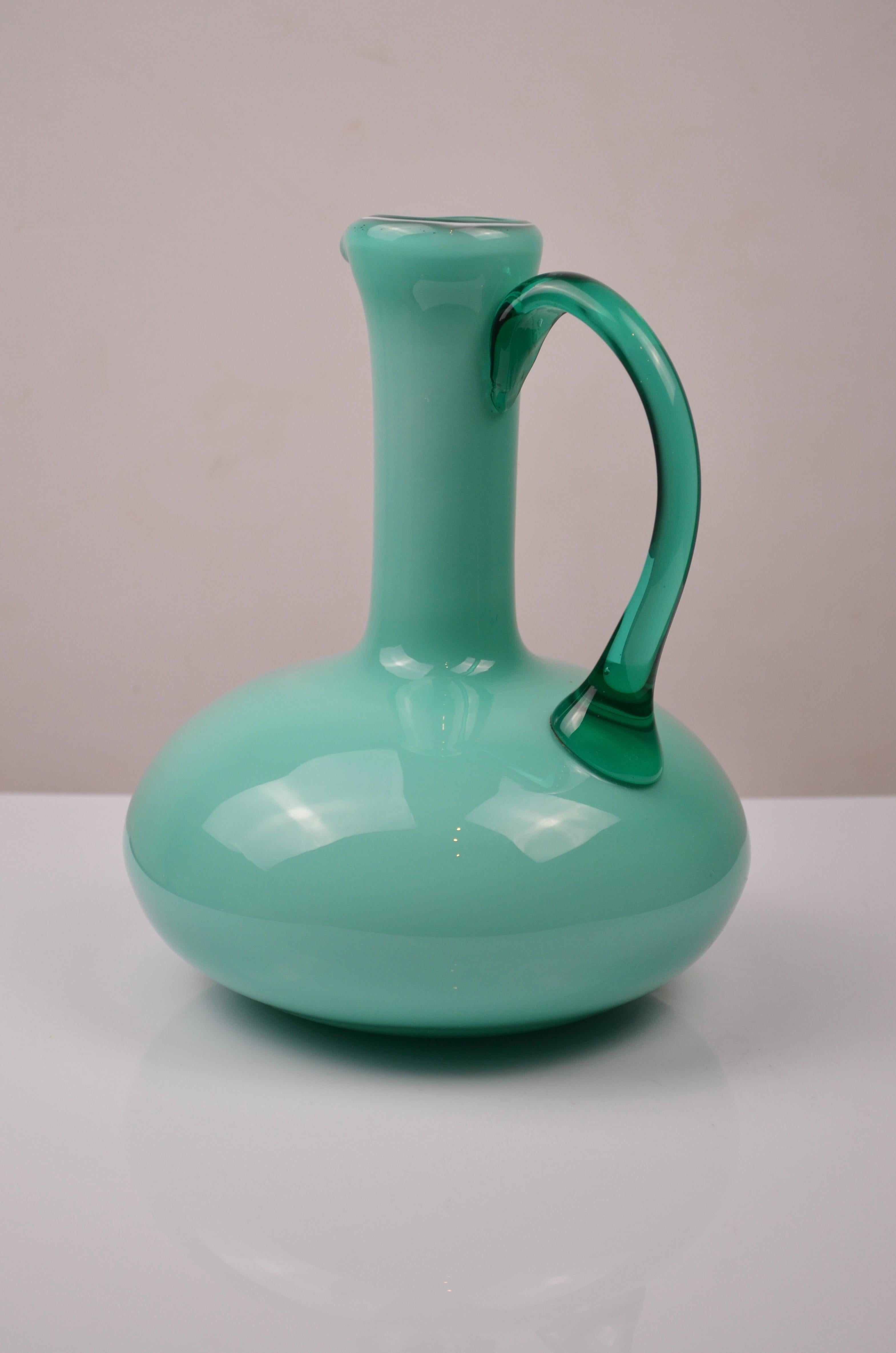 italien Carafe en verre opalin vert du milieu du siècle en vente