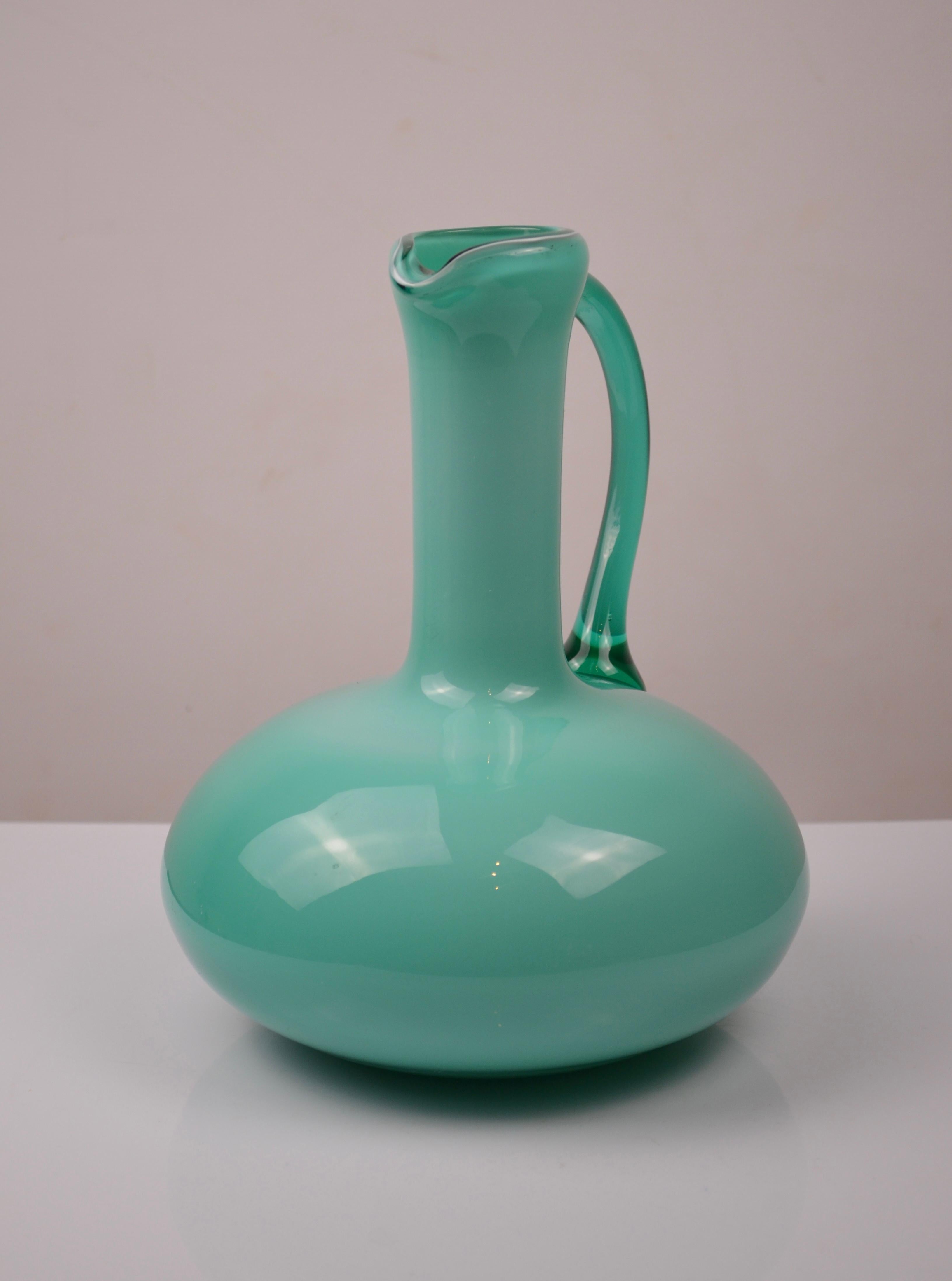 Fait main Carafe en verre opalin vert du milieu du siècle en vente