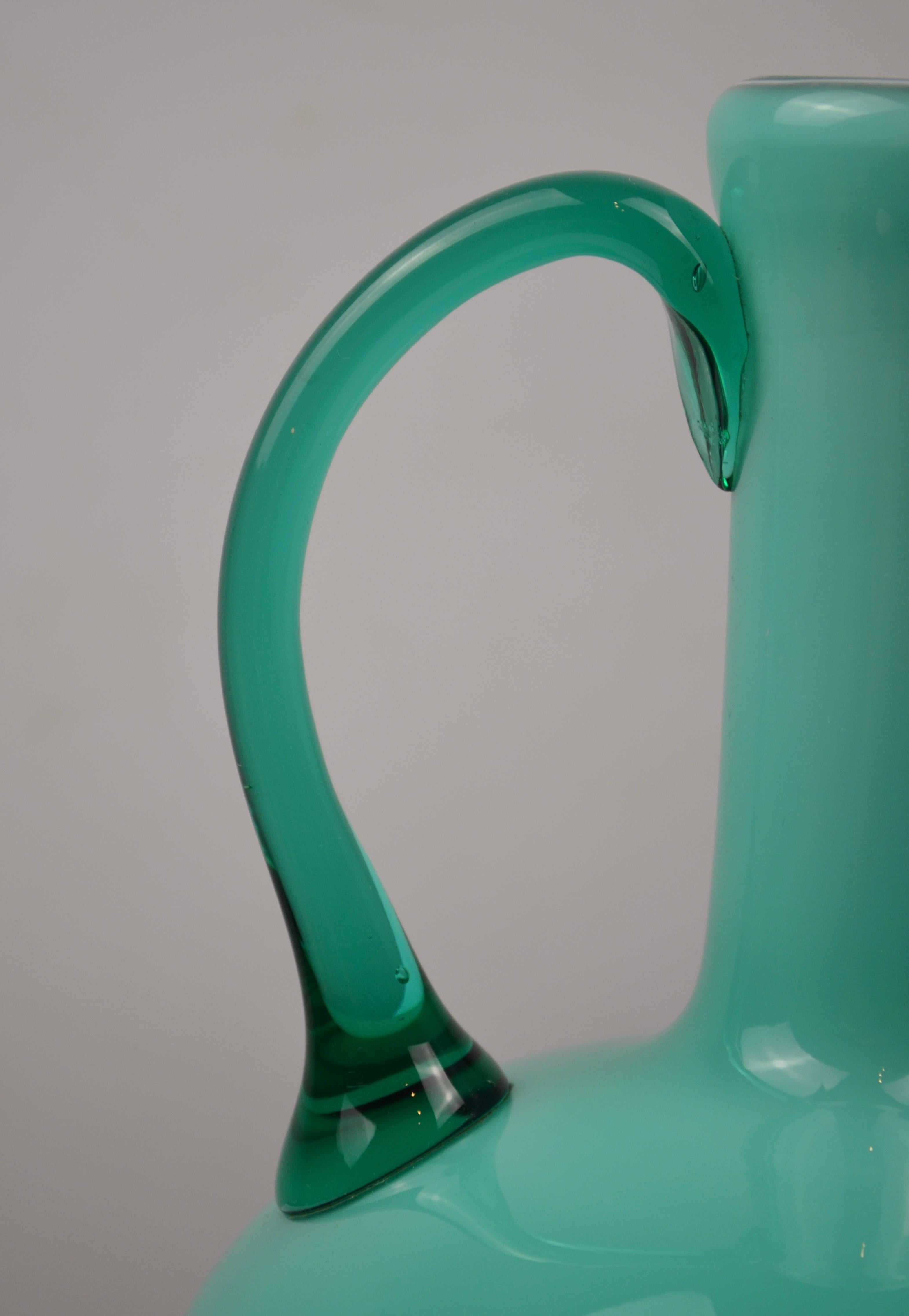 Carafe en verre opalin vert du milieu du siècle Bon état - En vente à Marinha Grande, PT