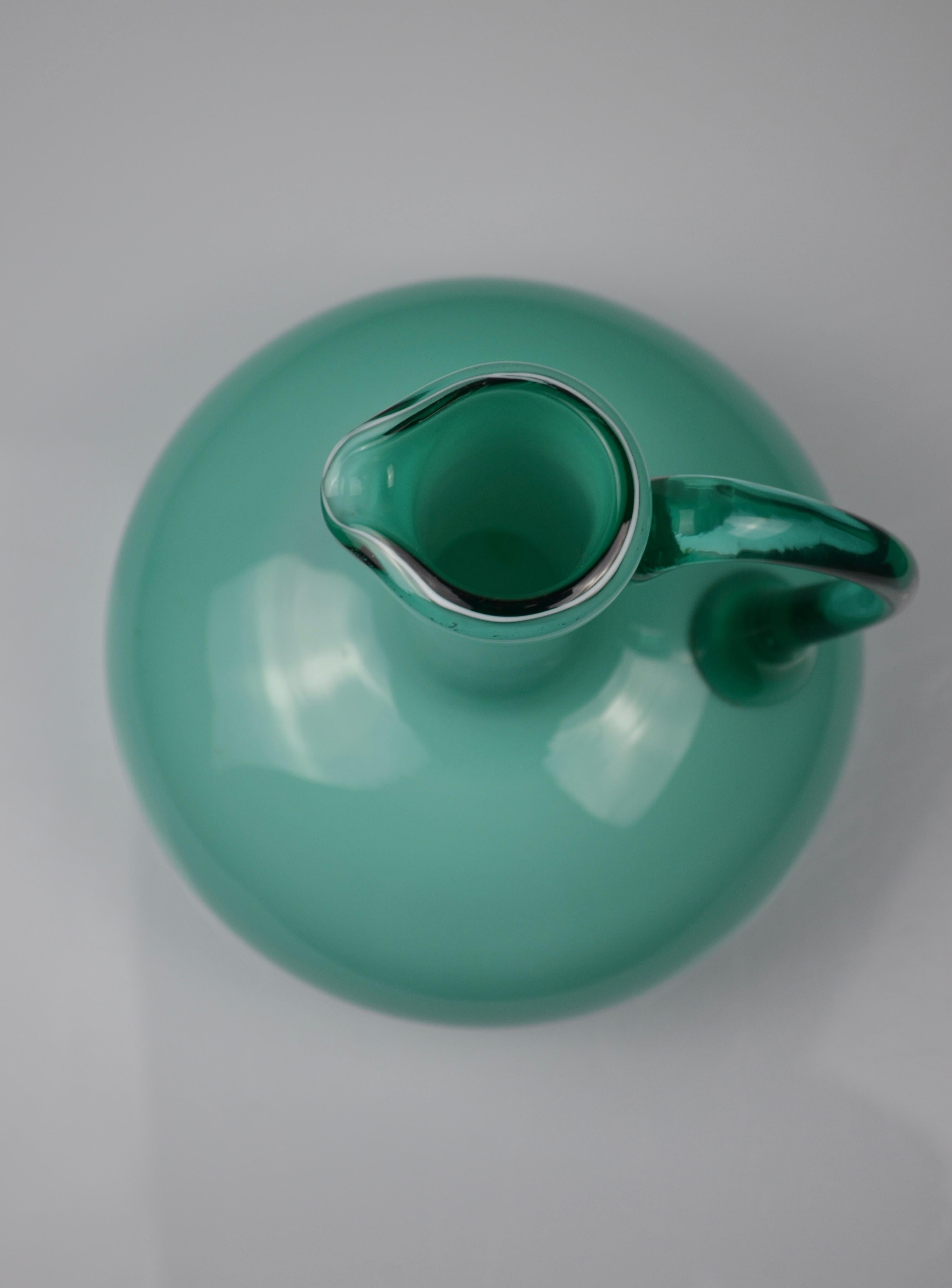 Milieu du XXe siècle Carafe en verre opalin vert du milieu du siècle en vente