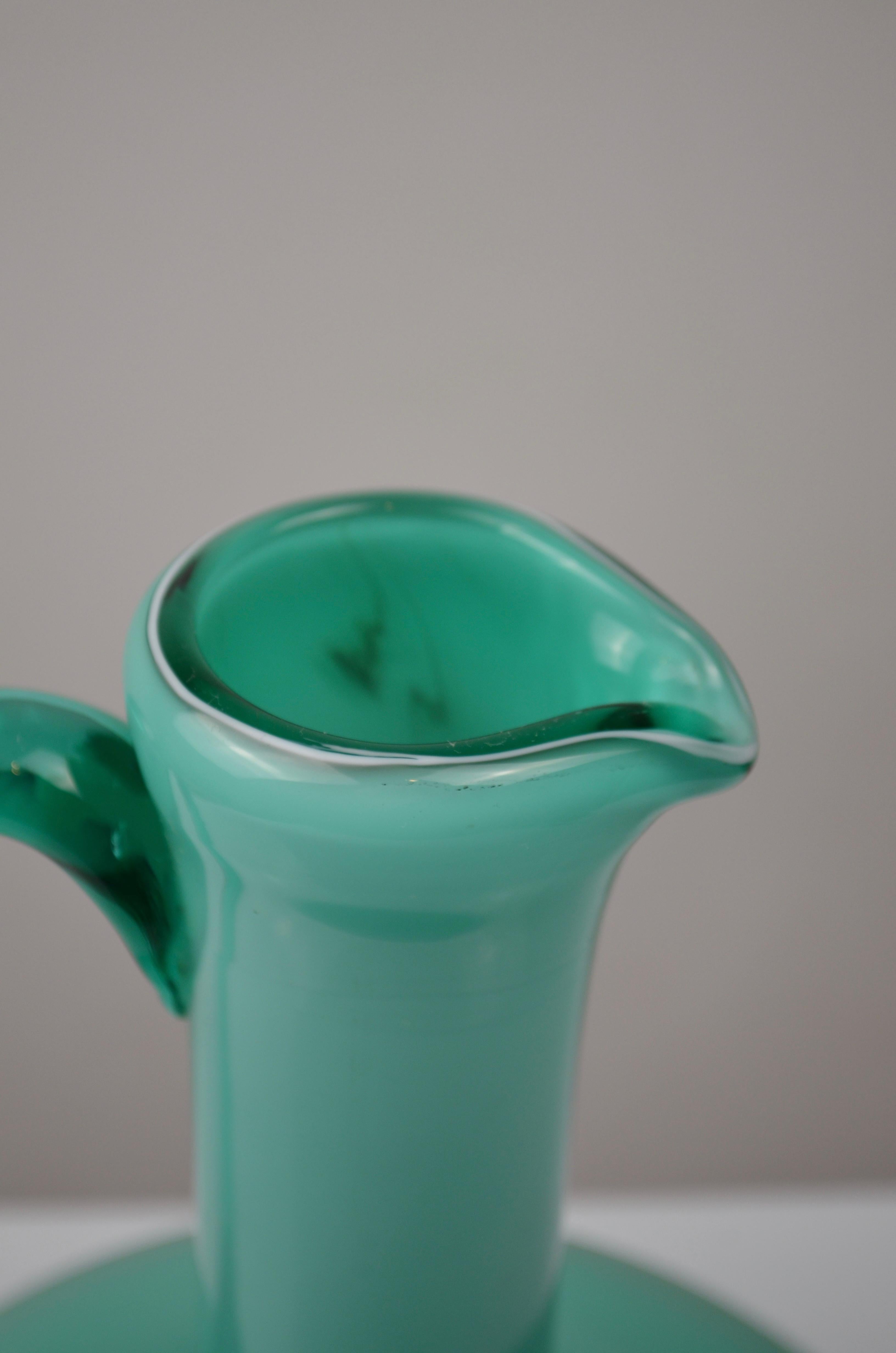 Verre opalin Carafe en verre opalin vert du milieu du siècle en vente