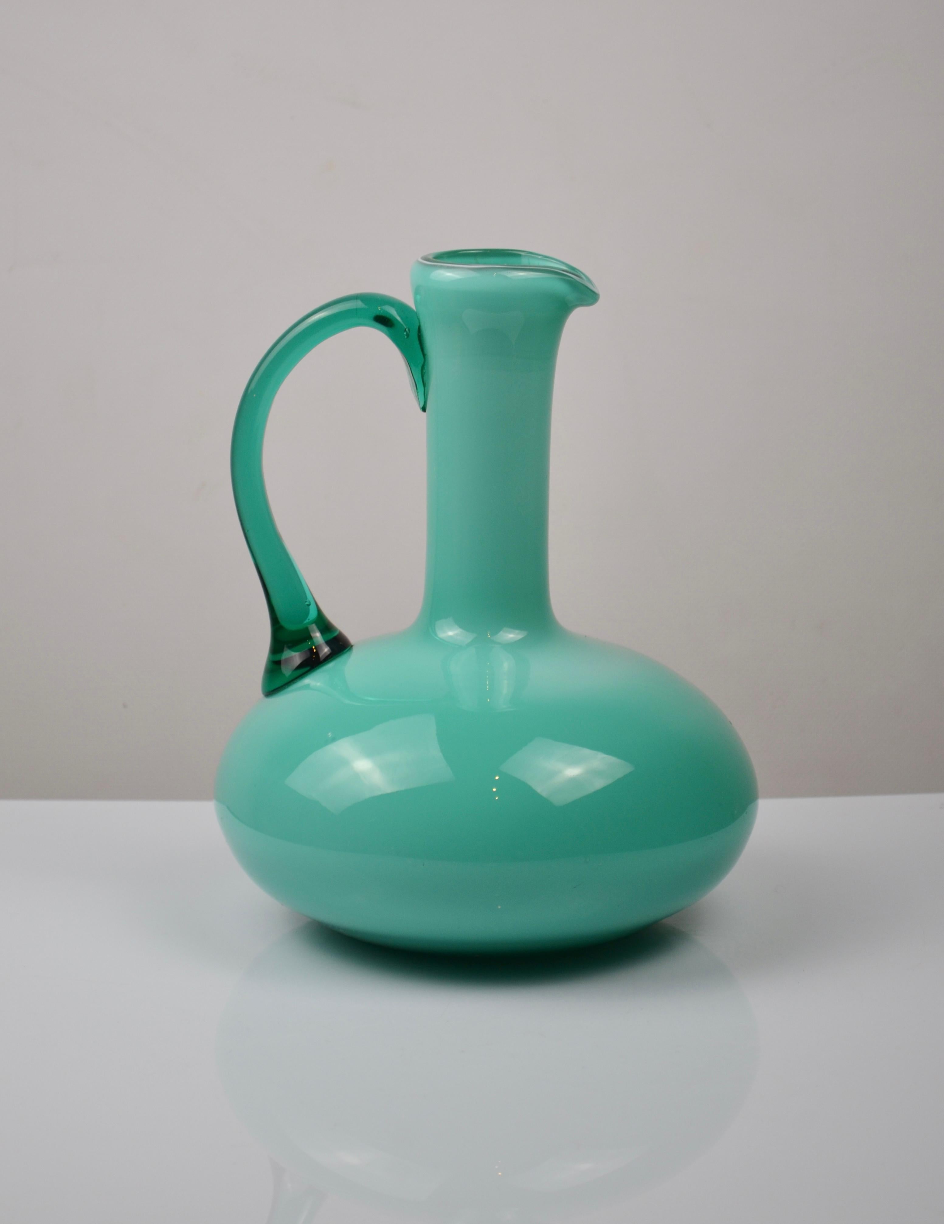 Carafe en verre opalin vert du milieu du siècle en vente 1