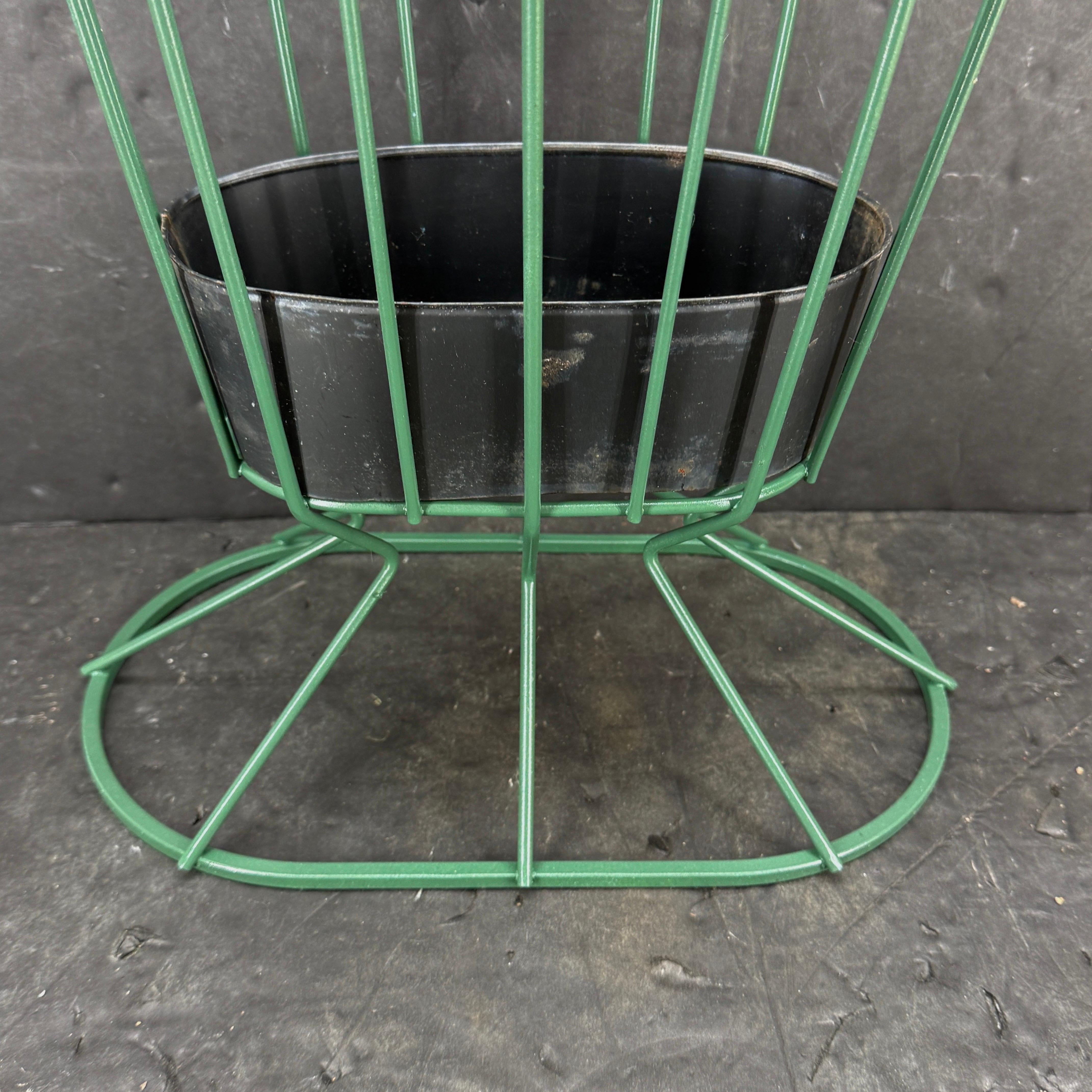 Porte-parapluies en métal peint vert du milieu du siècle en vente 2