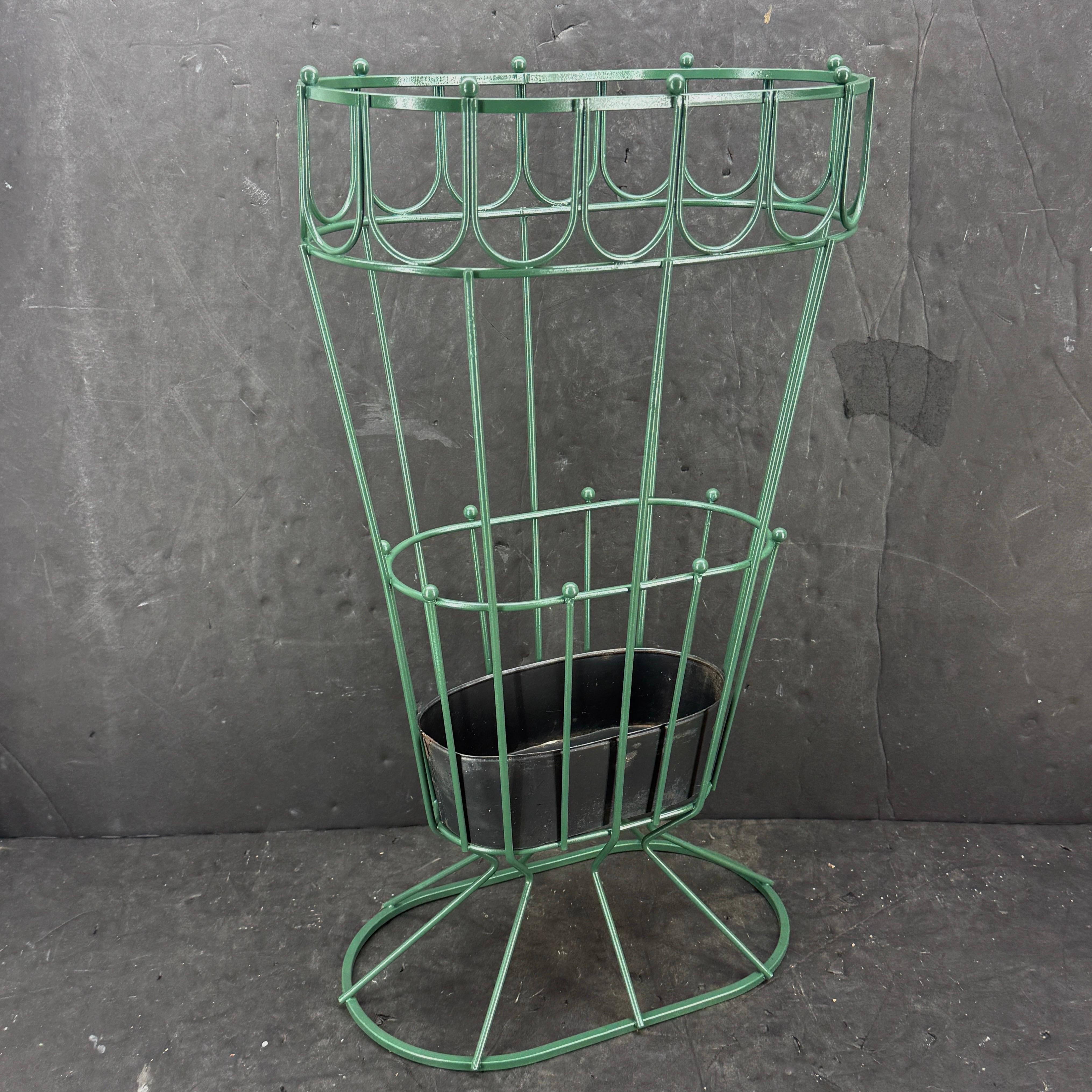 Porte-parapluies en métal peint vert du milieu du siècle en vente 3