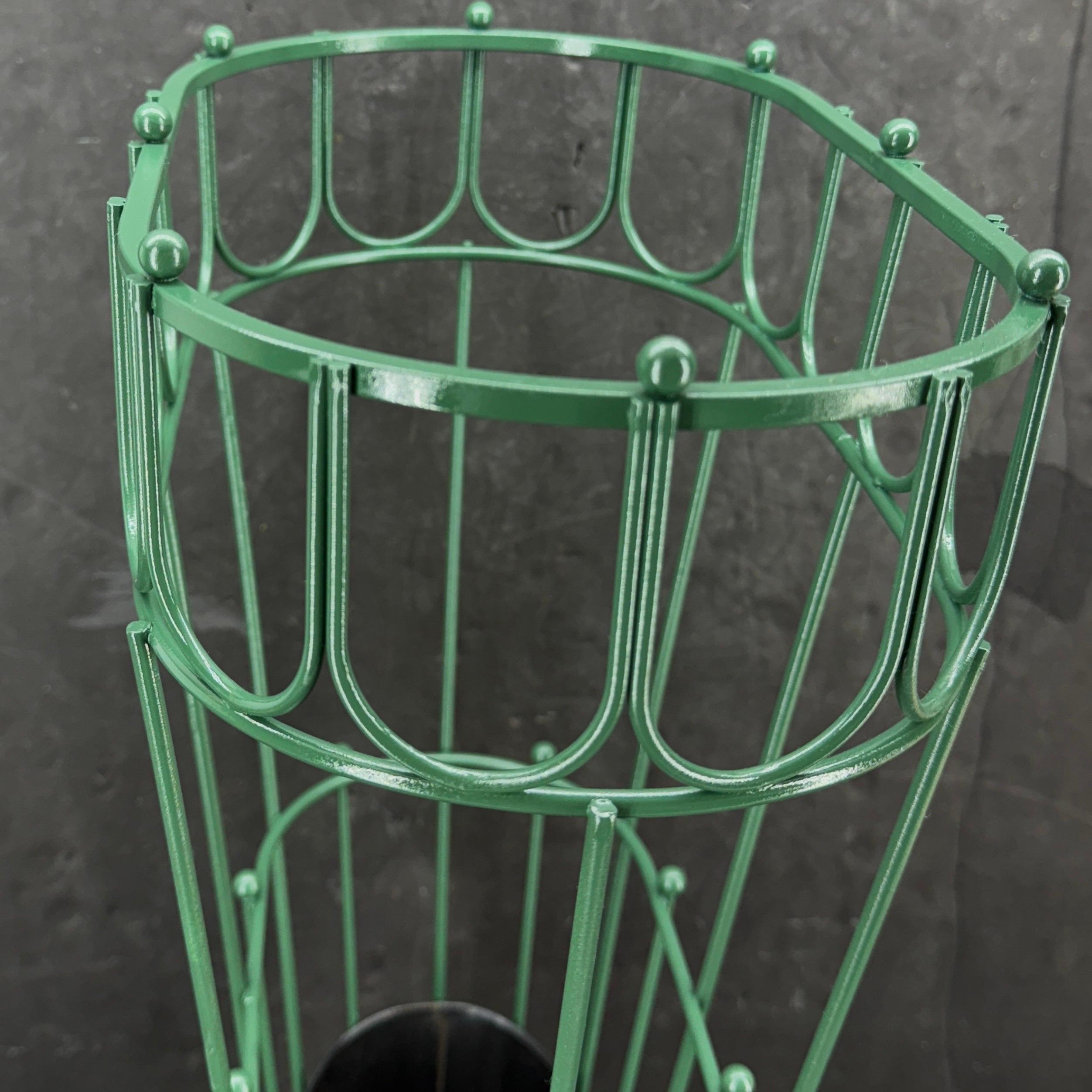 Porte-parapluies en métal peint vert du milieu du siècle en vente 4