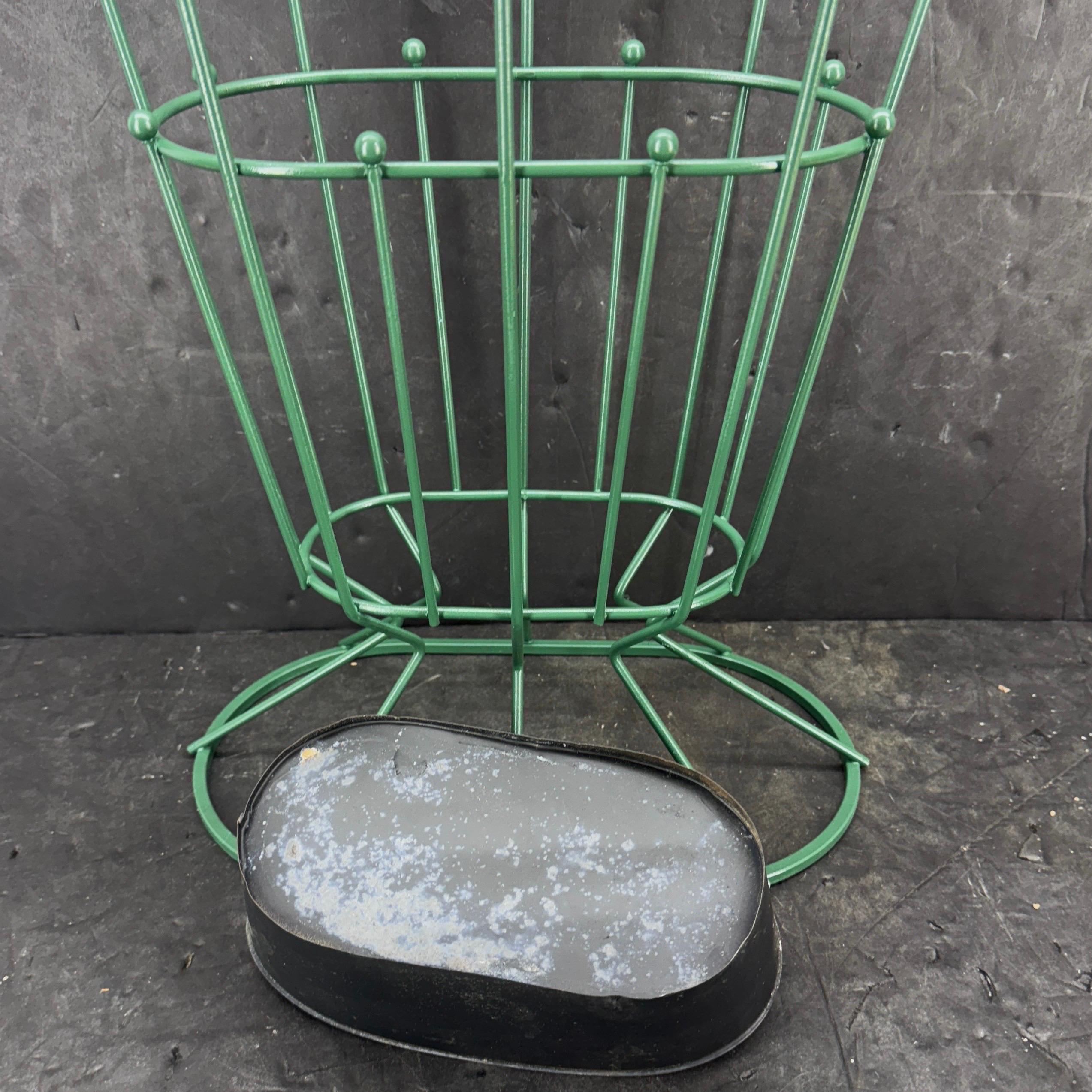 Porte-parapluies en métal peint vert du milieu du siècle en vente 5