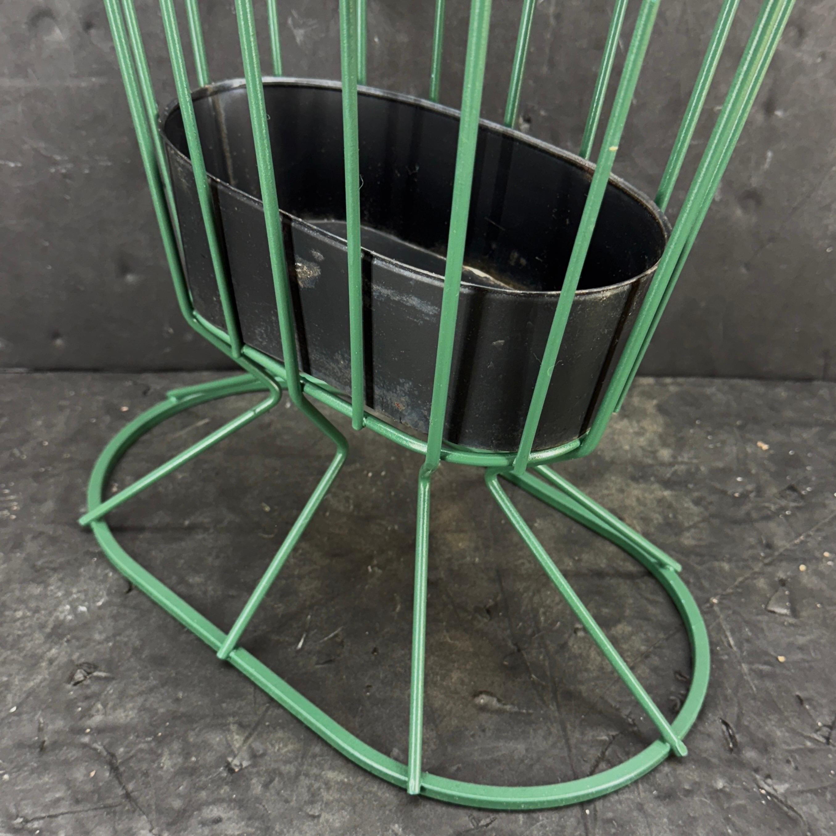 Porte-parapluies en métal peint vert du milieu du siècle en vente 6