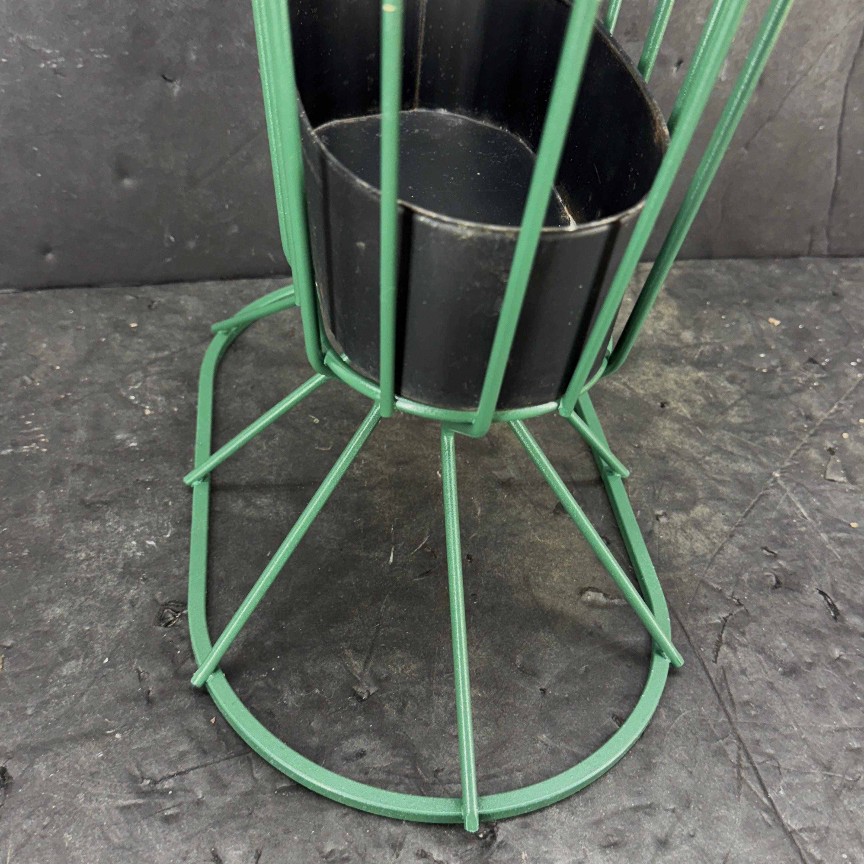 Mid-Century Modern Porte-parapluies en métal peint vert du milieu du siècle en vente