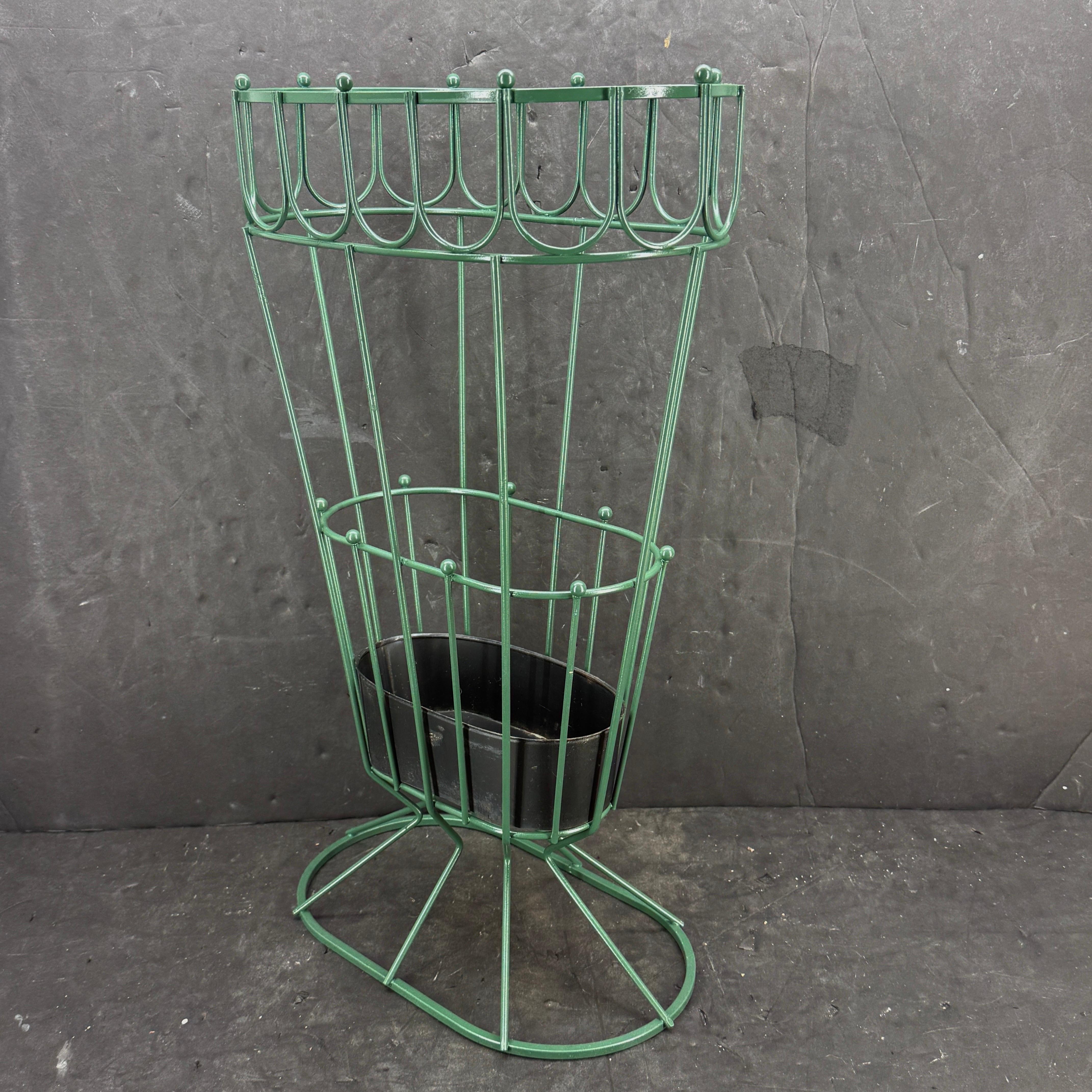 Américain Porte-parapluies en métal peint vert du milieu du siècle en vente