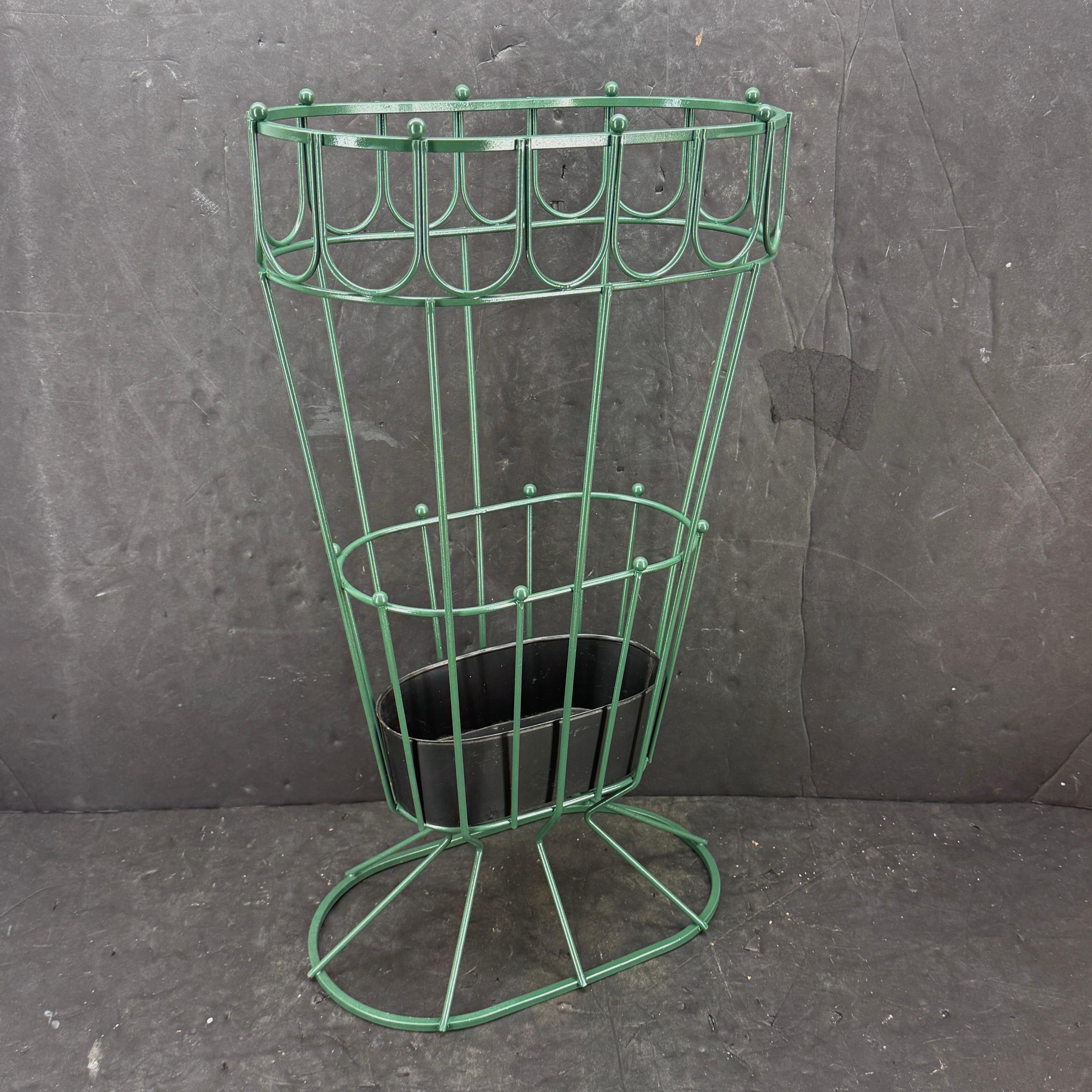 Fait main Porte-parapluies en métal peint vert du milieu du siècle en vente