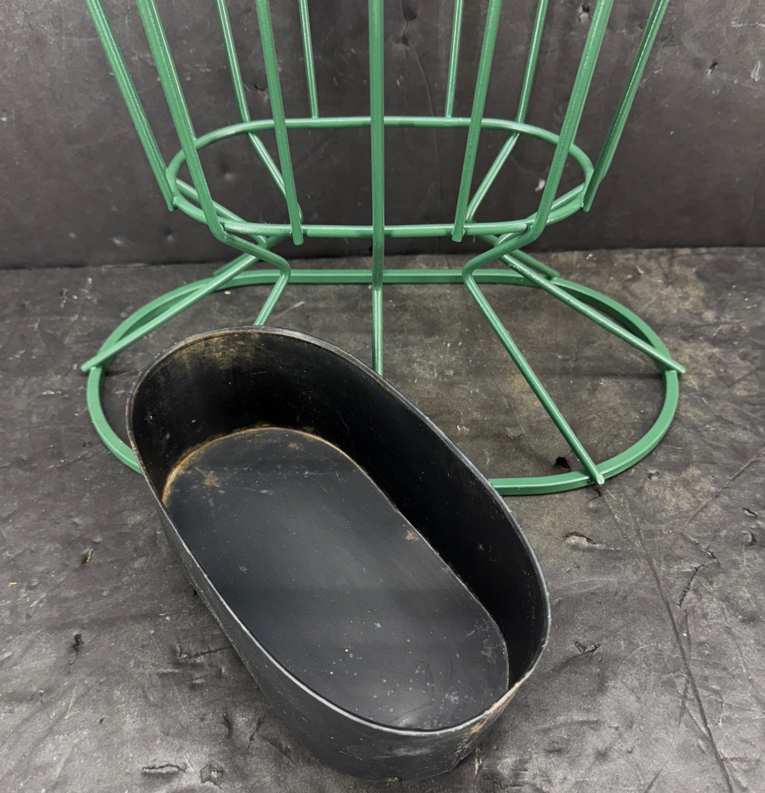 20ième siècle Porte-parapluies en métal peint vert du milieu du siècle en vente