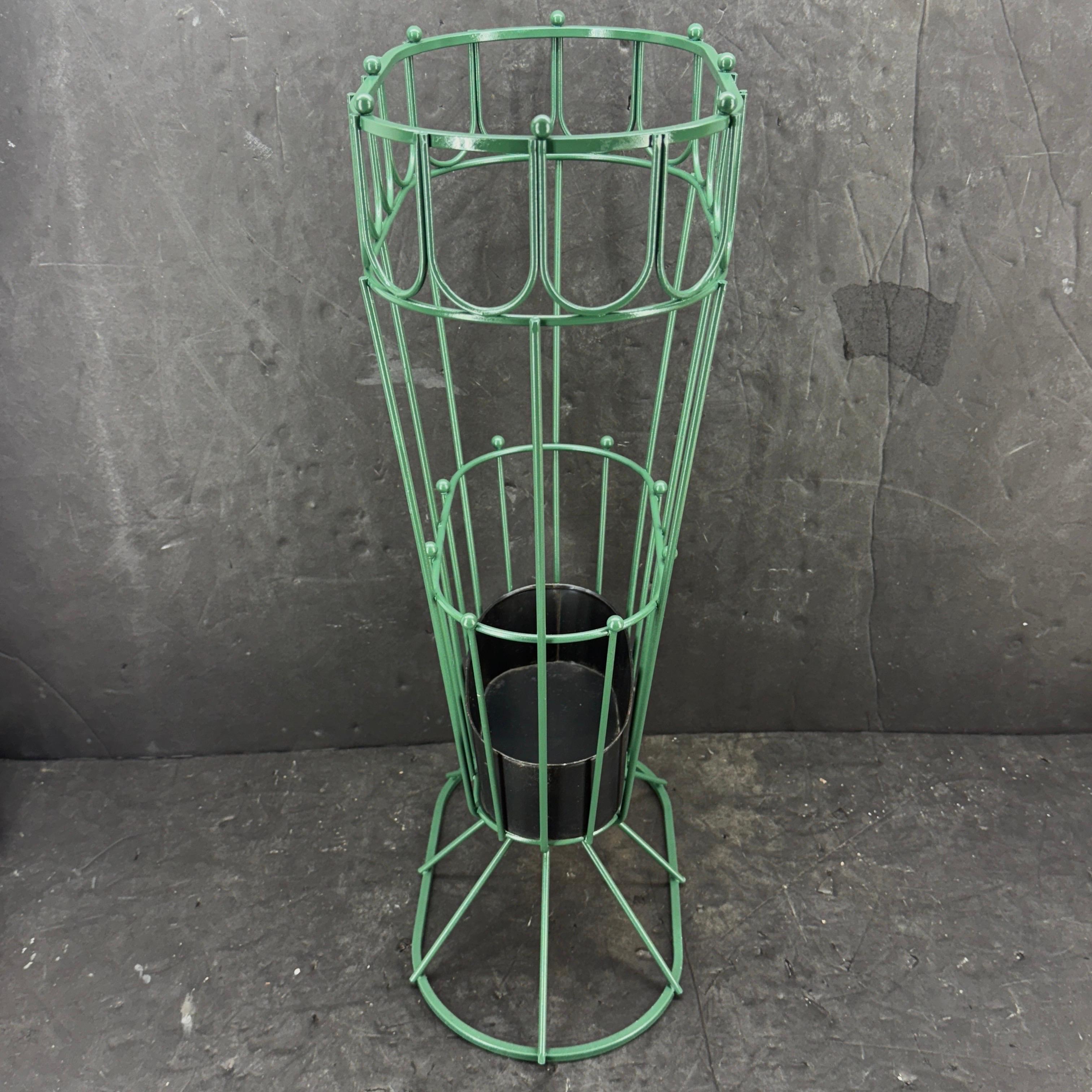 Métal Porte-parapluies en métal peint vert du milieu du siècle en vente