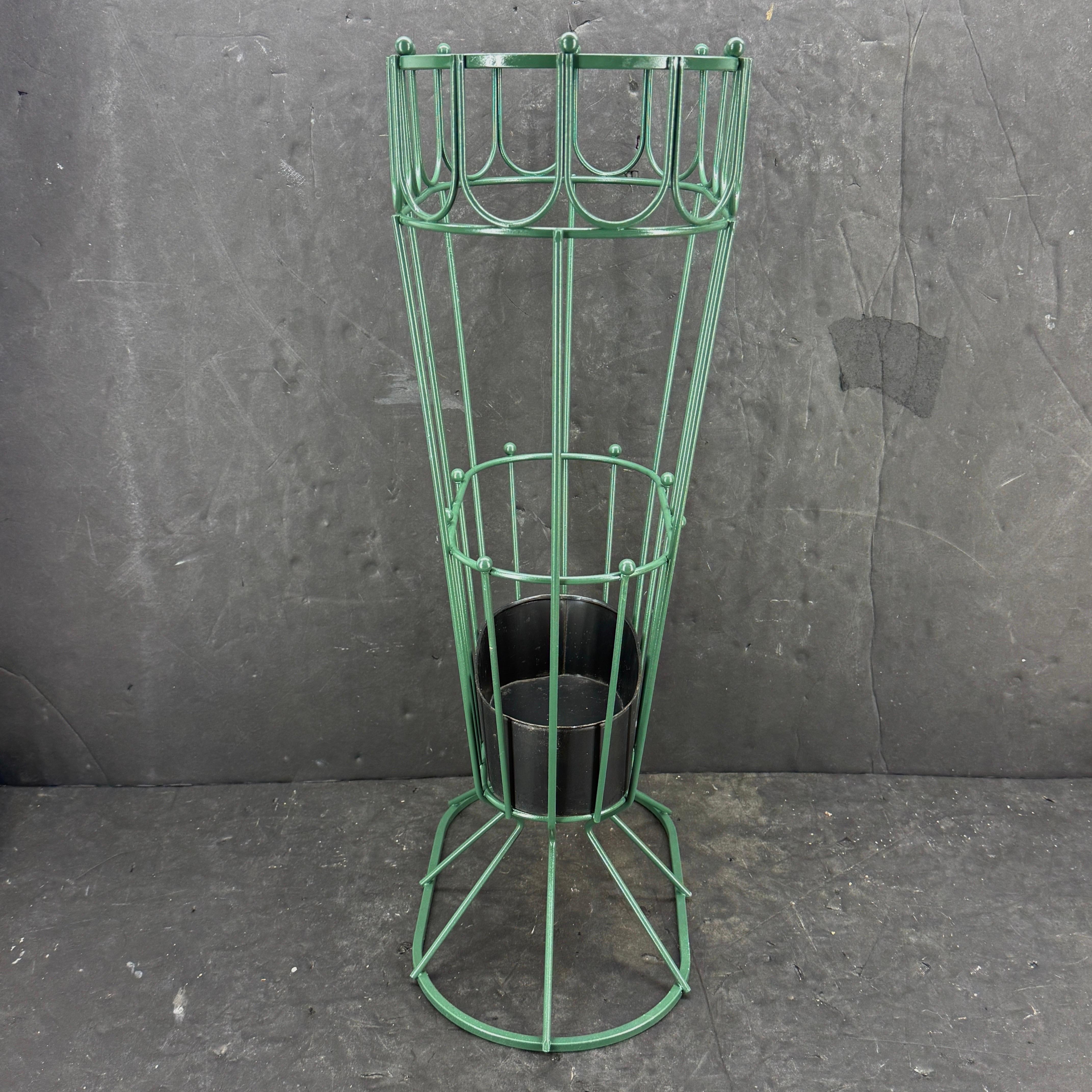 Porte-parapluies en métal peint vert du milieu du siècle en vente 1