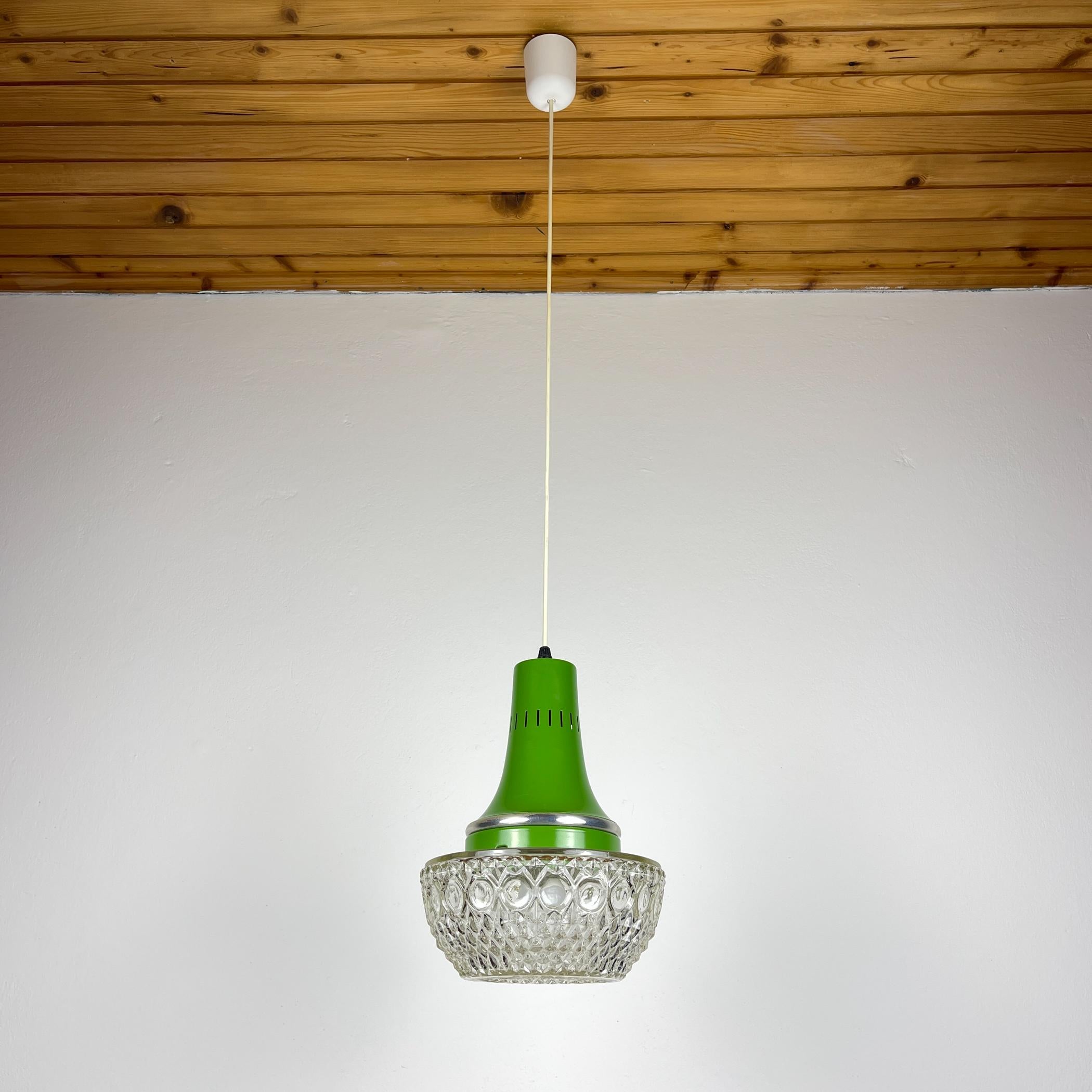 Incredibile lampadario della metà del secolo scorso di Targetti Sankey realizzato in Italia negli anni '60.
Il vetro spesso decorato con un ornamento è incorniciato da una lastra di metallo verde. Perfetto per la tua casa, dona l'atmosfera