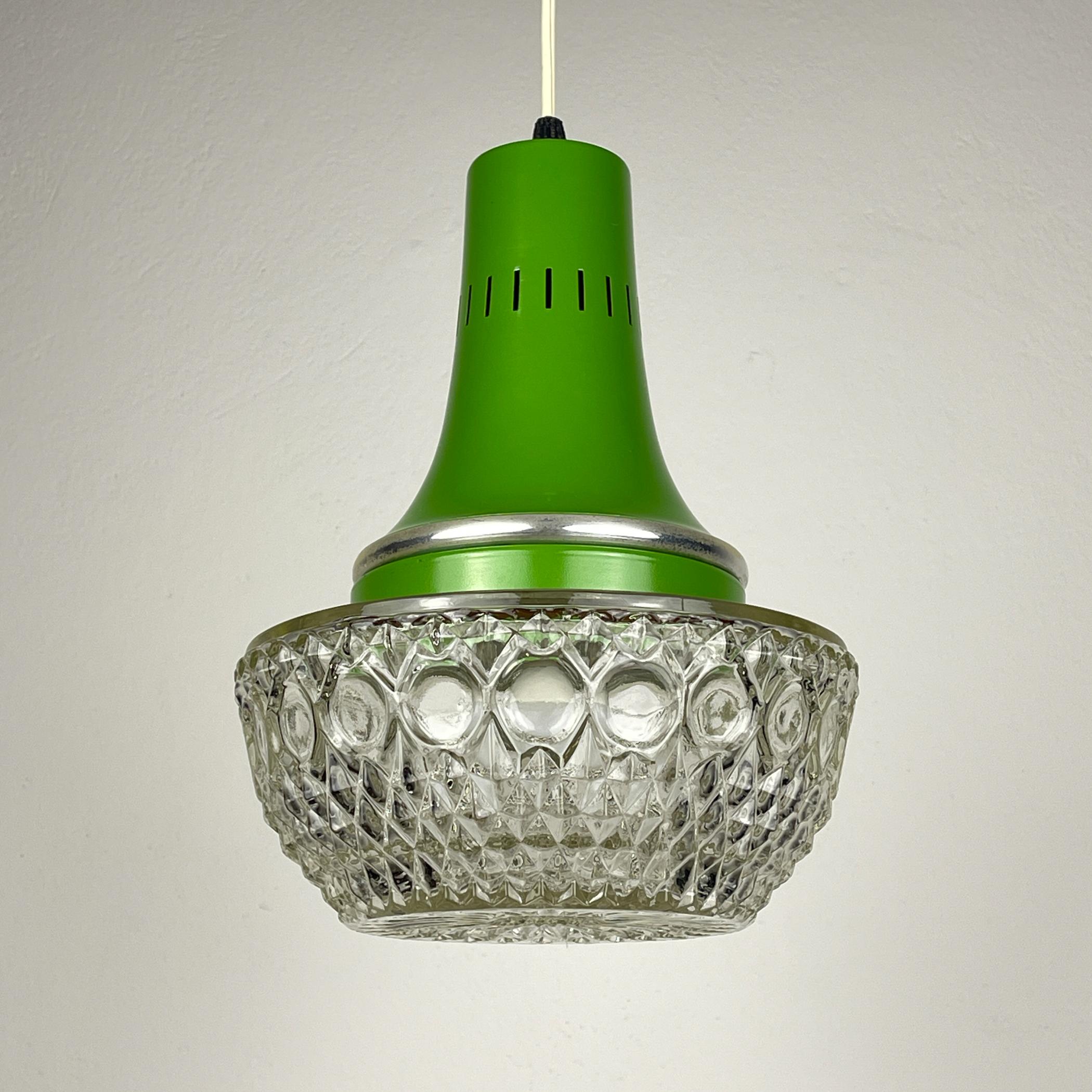 Lampada a sospensione verde di metà secolo di Targetti Sankey, Italia anni '60 In condizioni buone in vendita a Miklavž Pri Taboru, SI