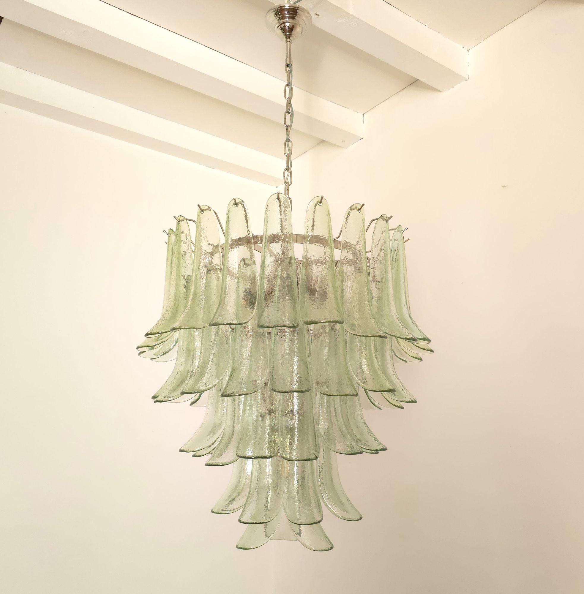 Lampadario di metà secolo moderno a cinque livelli in vetro di Murano verde, di Mazzega & Greene Italia anni '70.
Il lampadario Vintage Murano è composto da delicati vetri verdi chiari fatti a mano e da una cornice cromata.
Il lampadario in vetro di