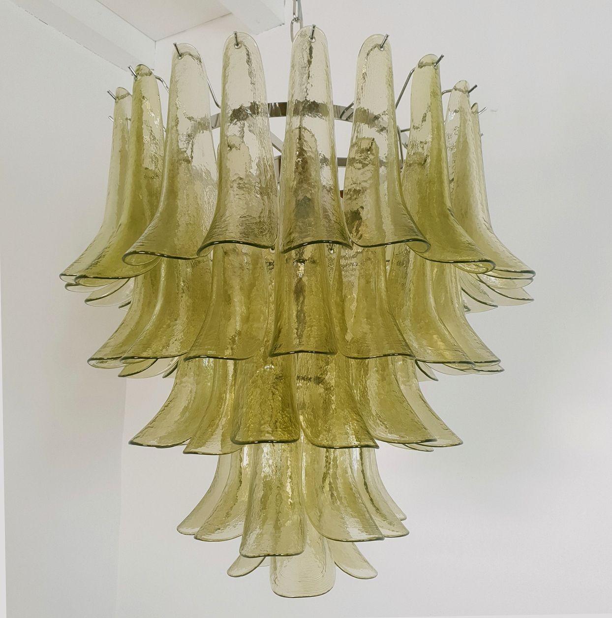 Mid Century Green Petals Murano chandelier In Excellent Condition For Sale In Dallas, TX