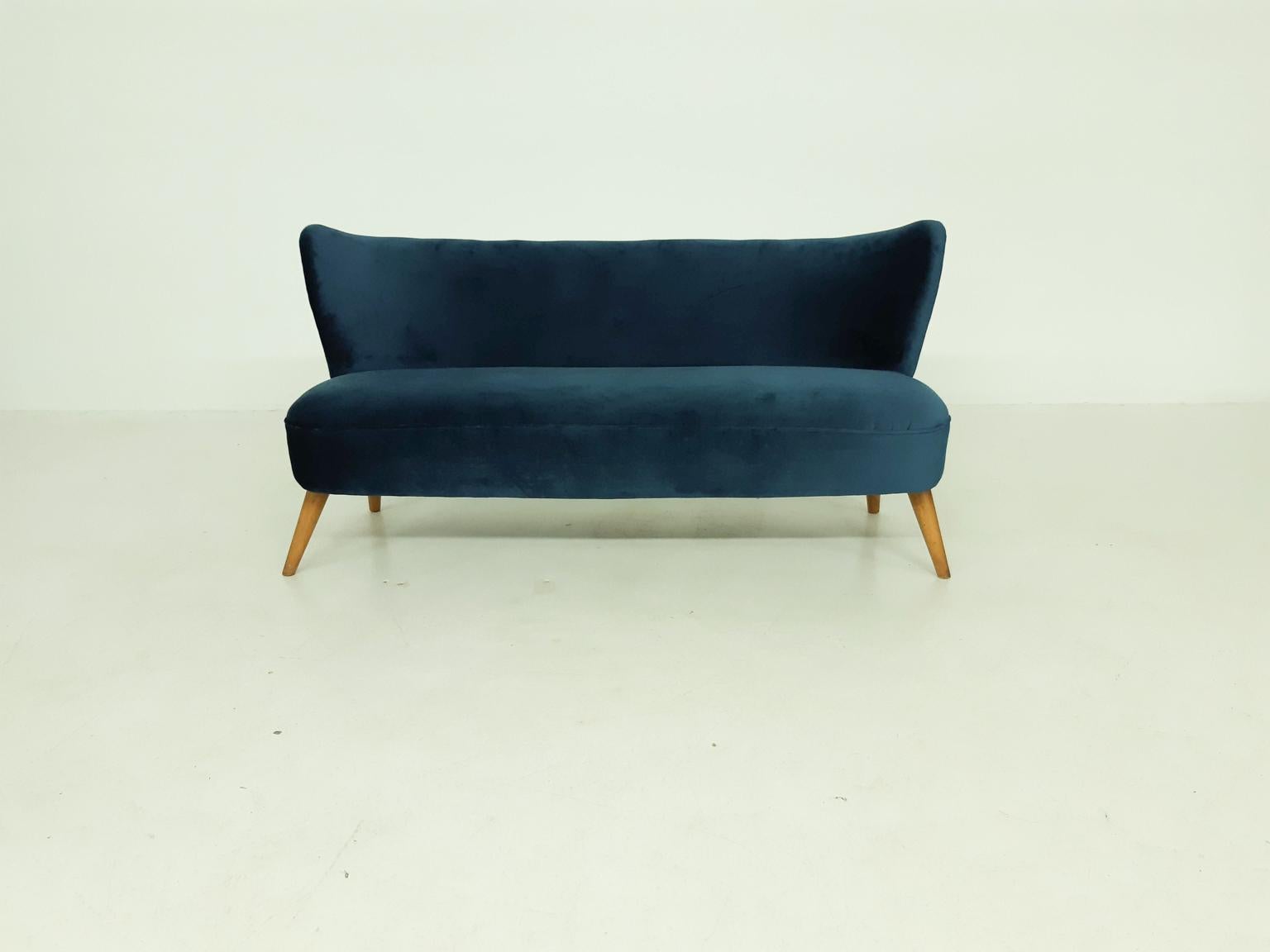 Nice vintage sofa. The cocktail sofa is professionally re-upholstered in green petrol velvet fabric. Its feet are made of wood. The design is probably from Italy or The Netherlands. Its has some similarities with the Dutch sofa's by Artifort and