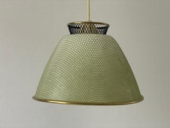 Lampada a sospensione con paralume conico in plexi verde di metà secolo, anni '60, Germania
