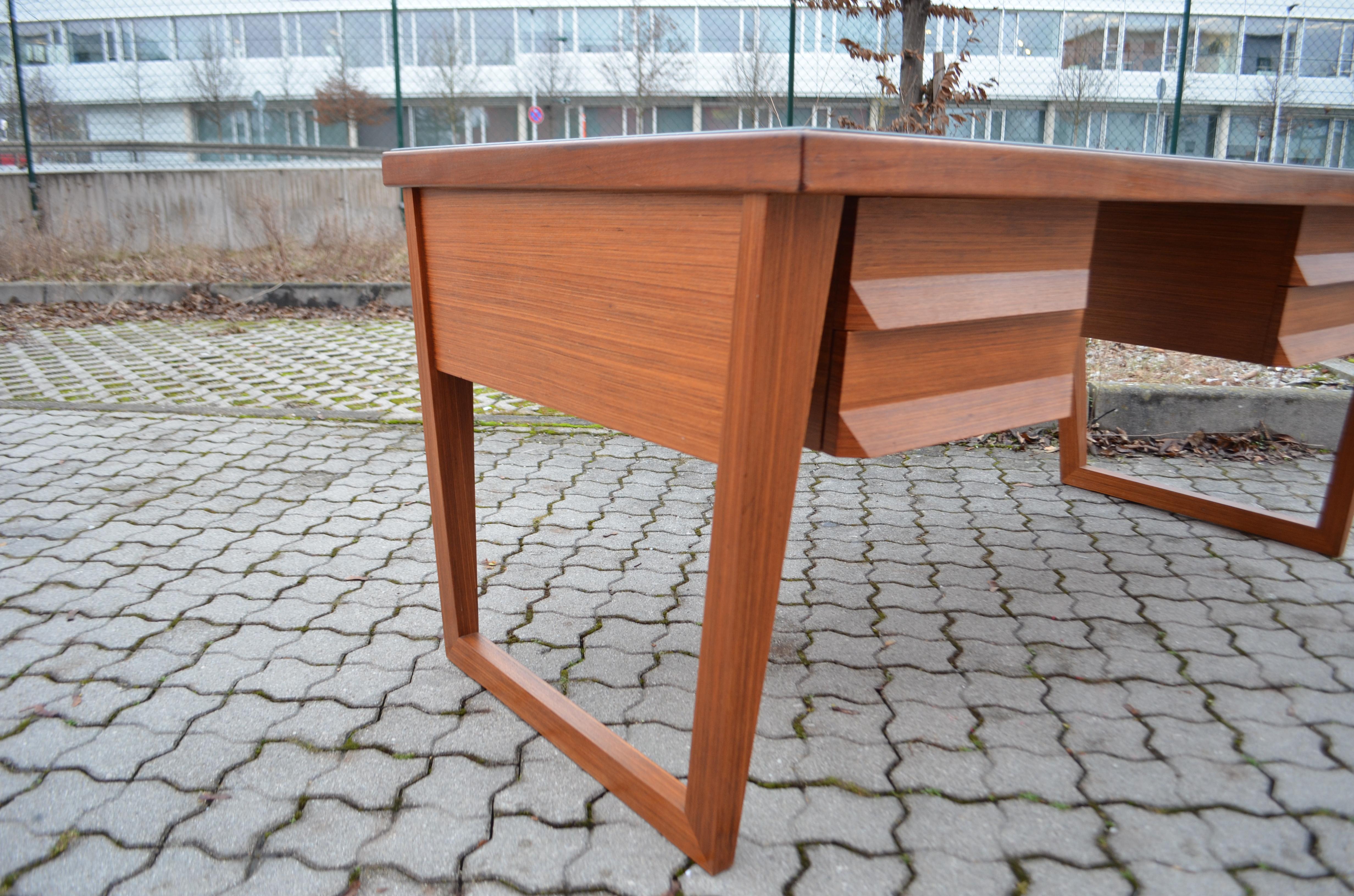 Schreibtisch aus grünem Sattelleder und Teakholz, Mid-Century im Angebot 11