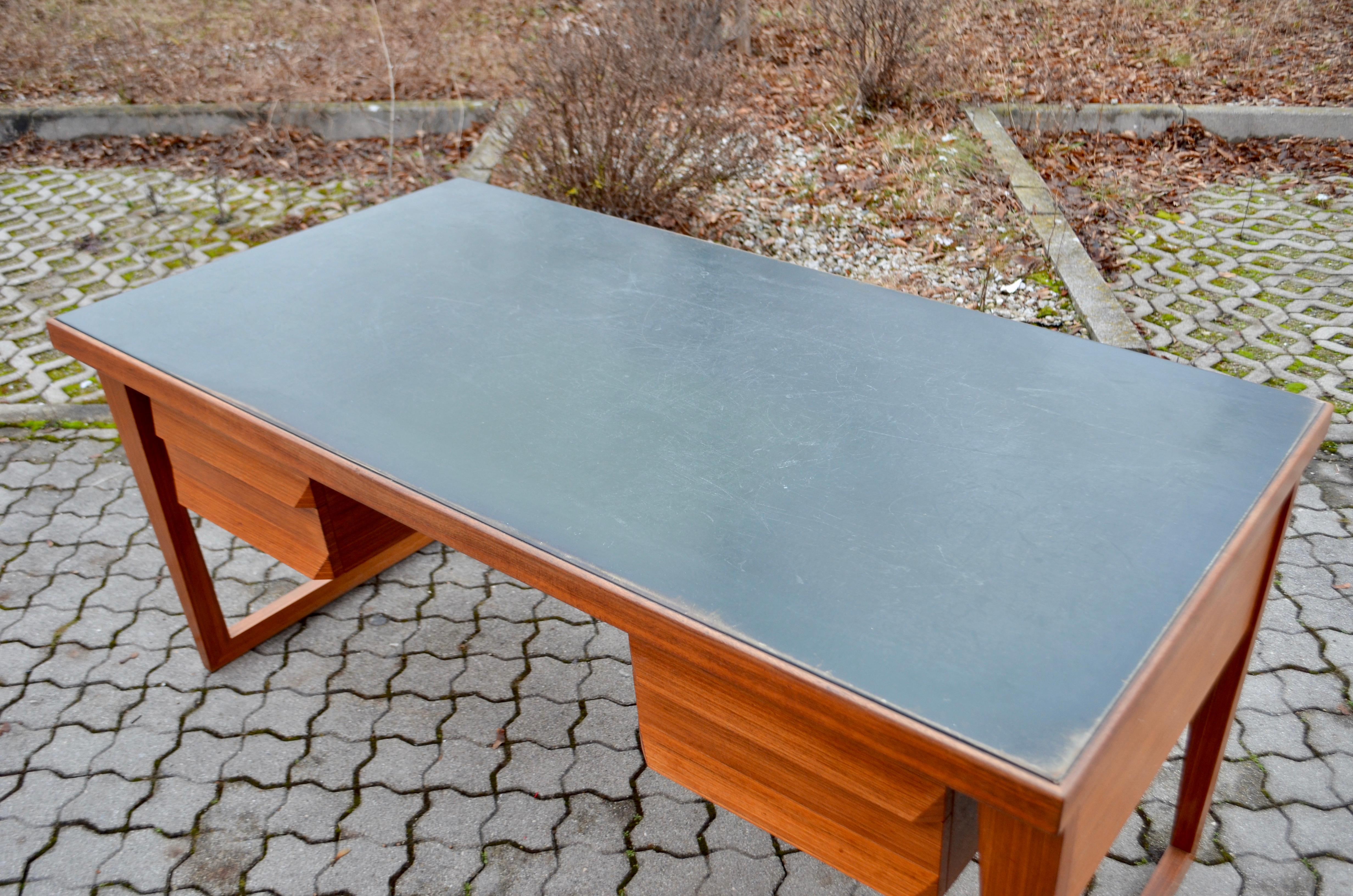 Scrivania direzionale in teak in pelle Greene & Greene di metà secolo in vendita 12