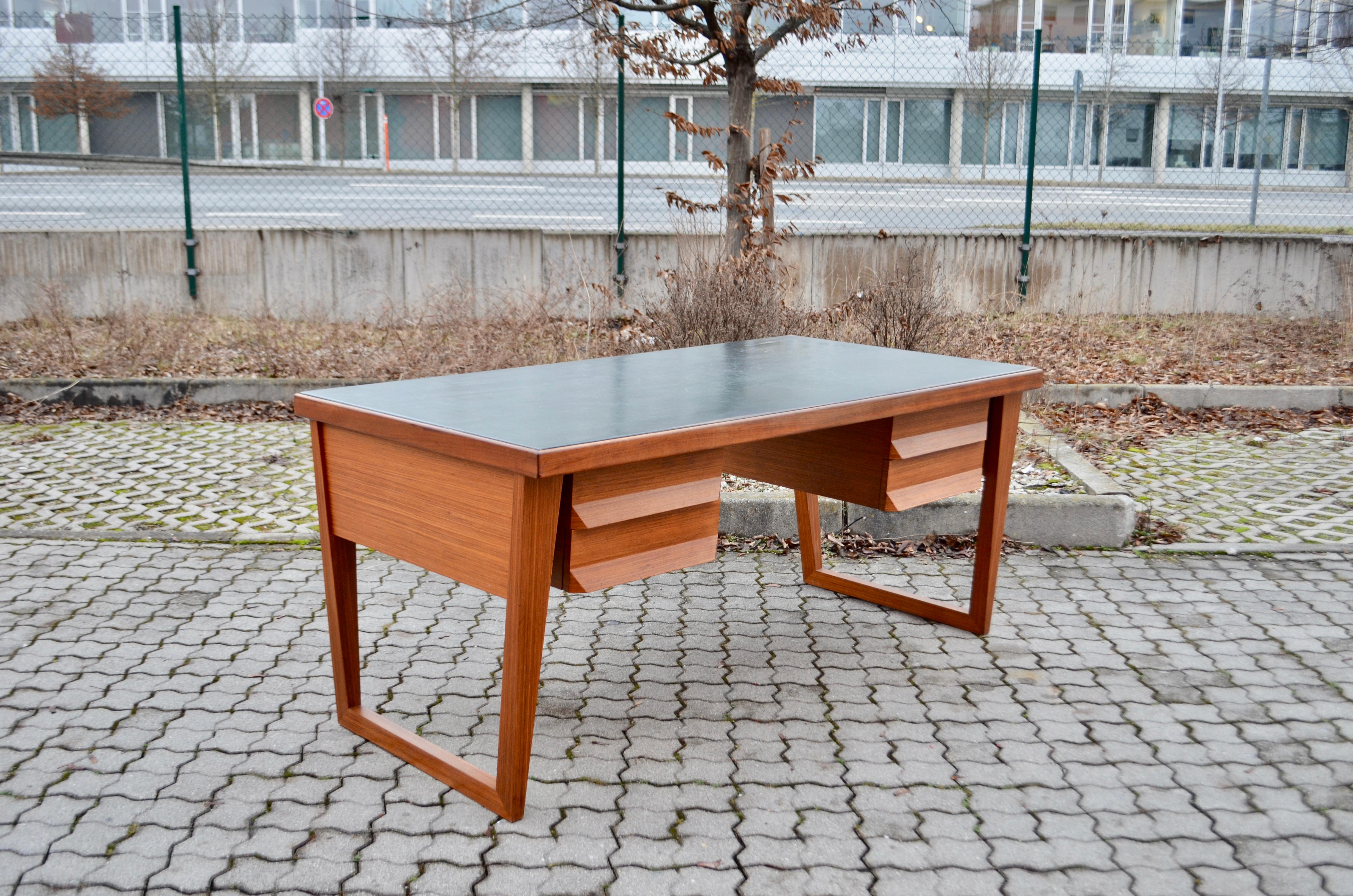 Mid Century Green Saddle Leather Teak Executive Writing Desk In Good Condition For Sale In Munich, Bavaria